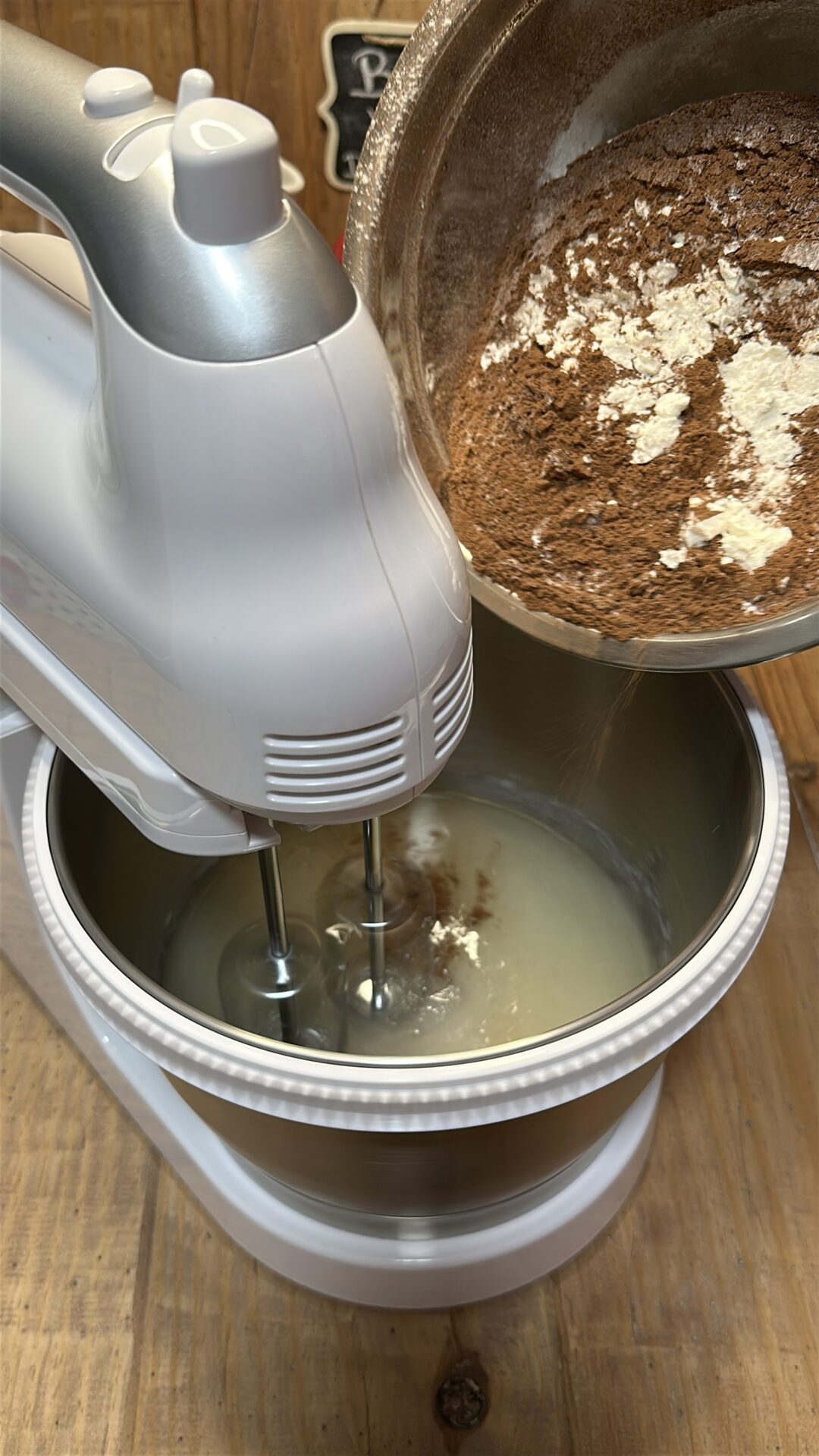 Bizcocho vegano de chocolate_6 Añadimos poco a poco la mezcla de harina y cacao