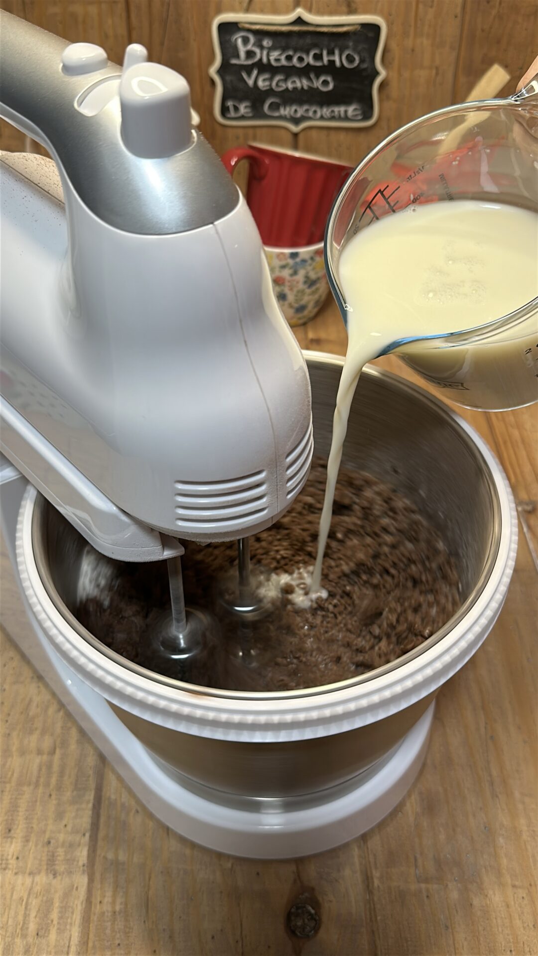 Bizcocho vegano de chocolate_8 Incorporamos la leche de almendras