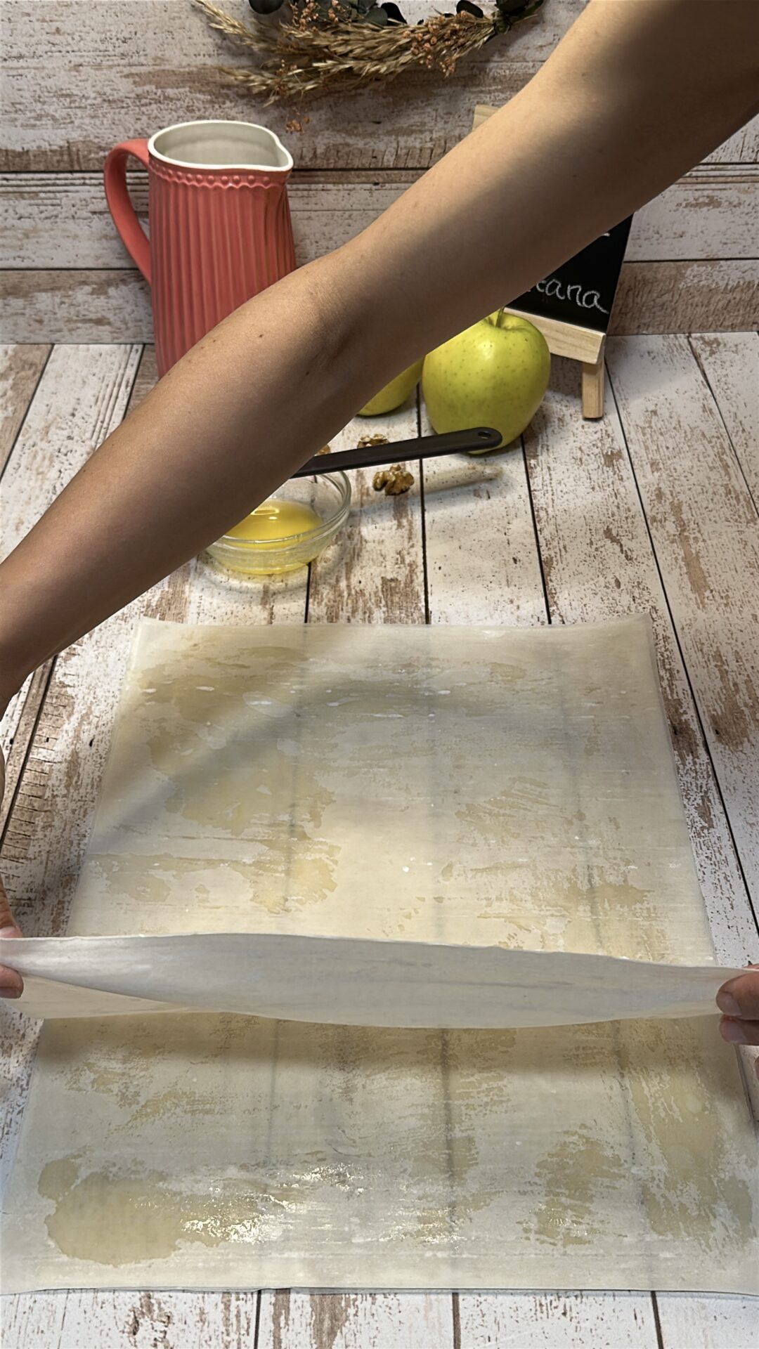 Superponemos las láminas pinceladas con mantequilla hasta un total de cinco