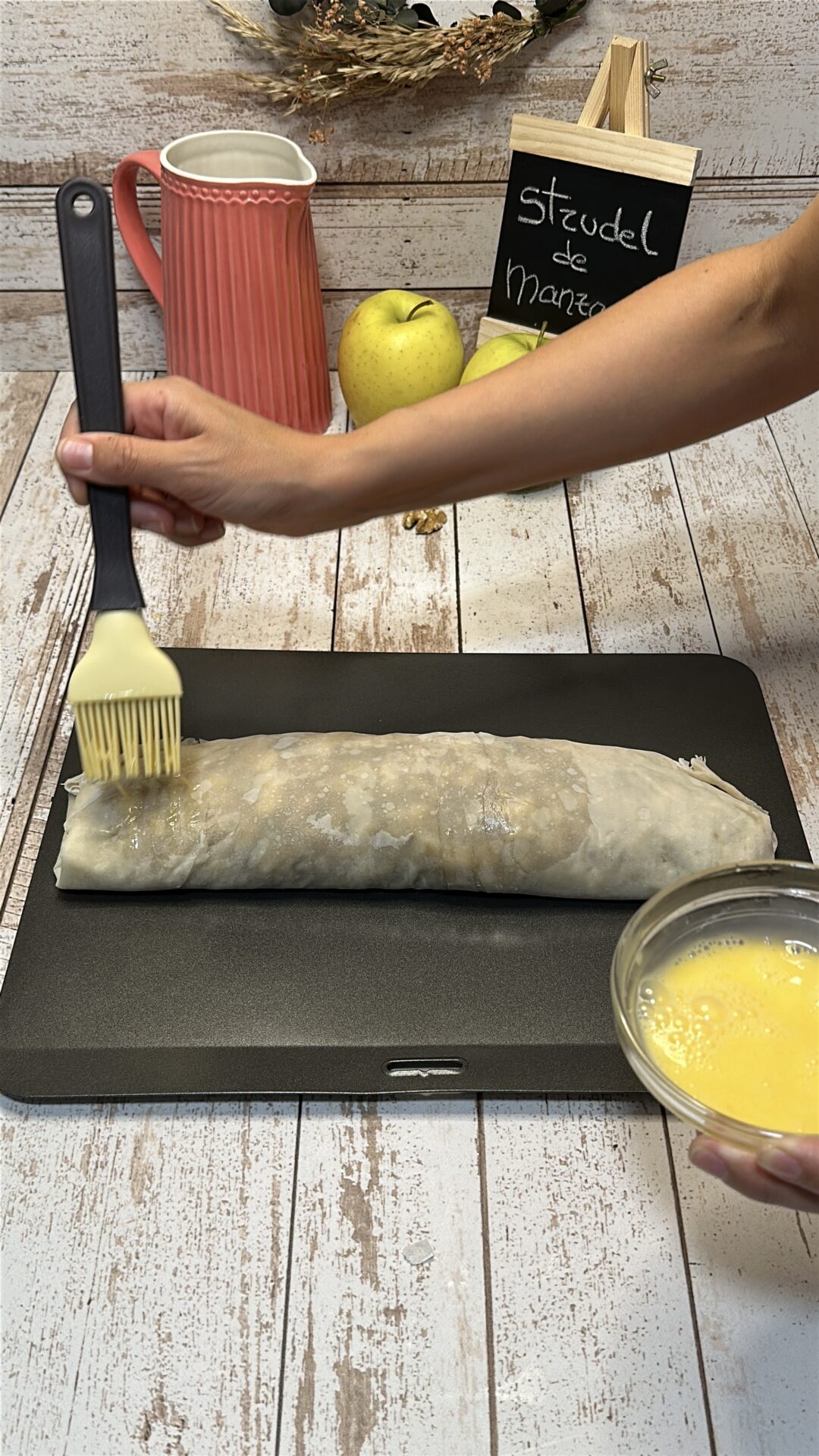Pincelamos el strudel con huevo batido