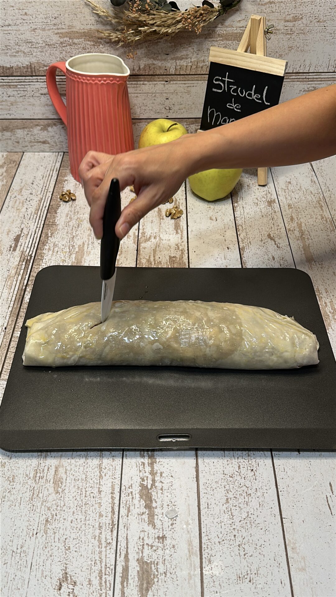Pinchamos el strudel de manzana para que no rompa en el horno