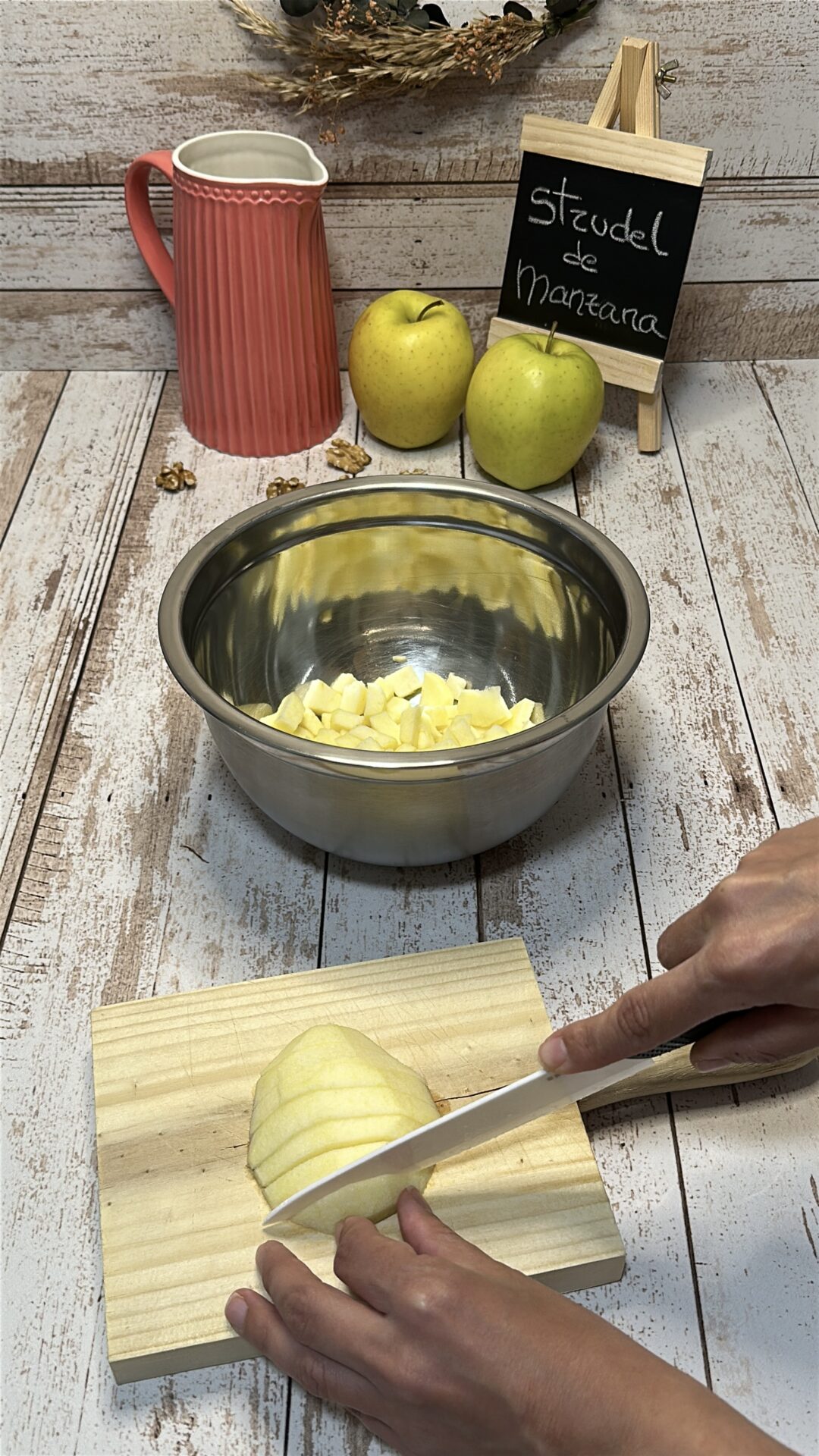 Cortamos las manzanas en pequeños dados