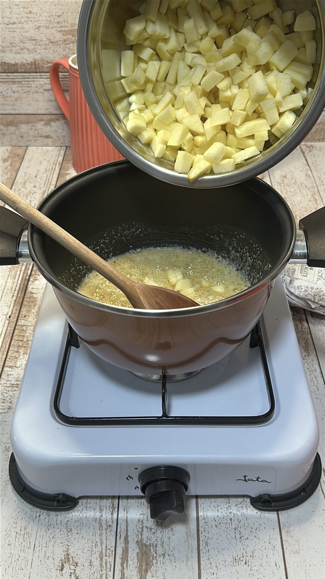 Añadimos los trocitos de manzana