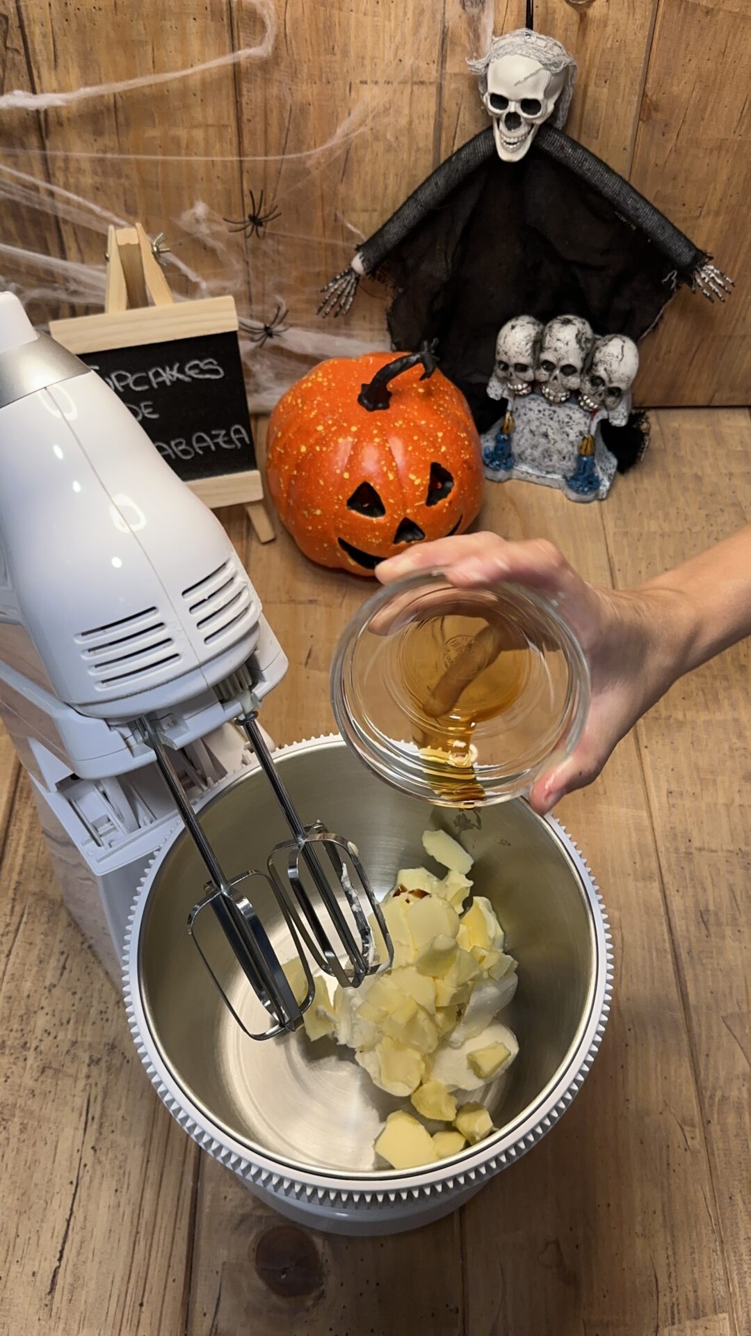 Llevamos a un bol el queso crema, la mantequilla y la vainilla. Batimos.