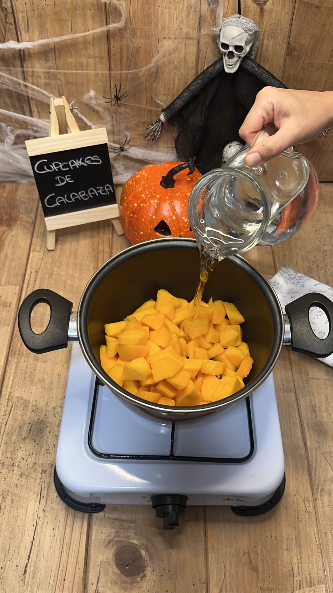 Cortamos la calabaza en dados y los llevamos a un cazo