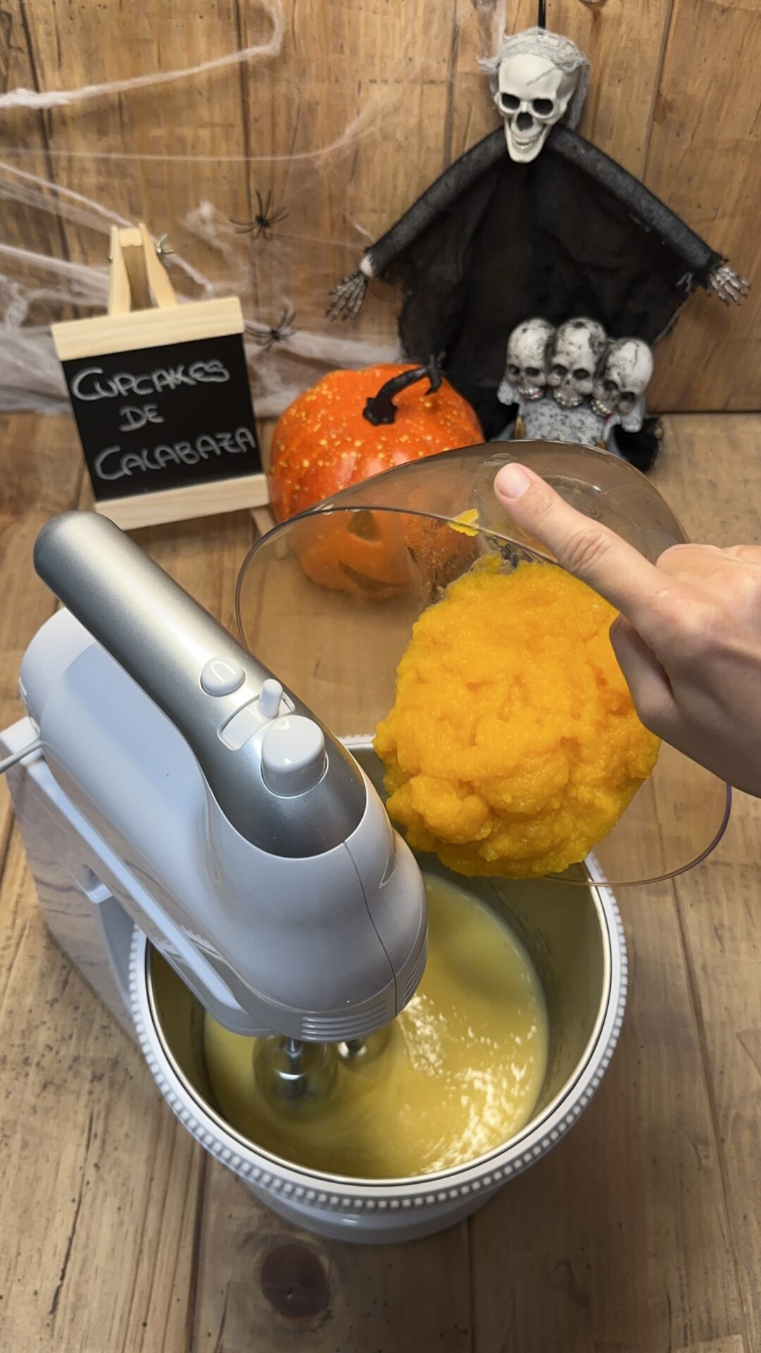 Incorporamos el aceite y la calabaza, y continuamos batiendo