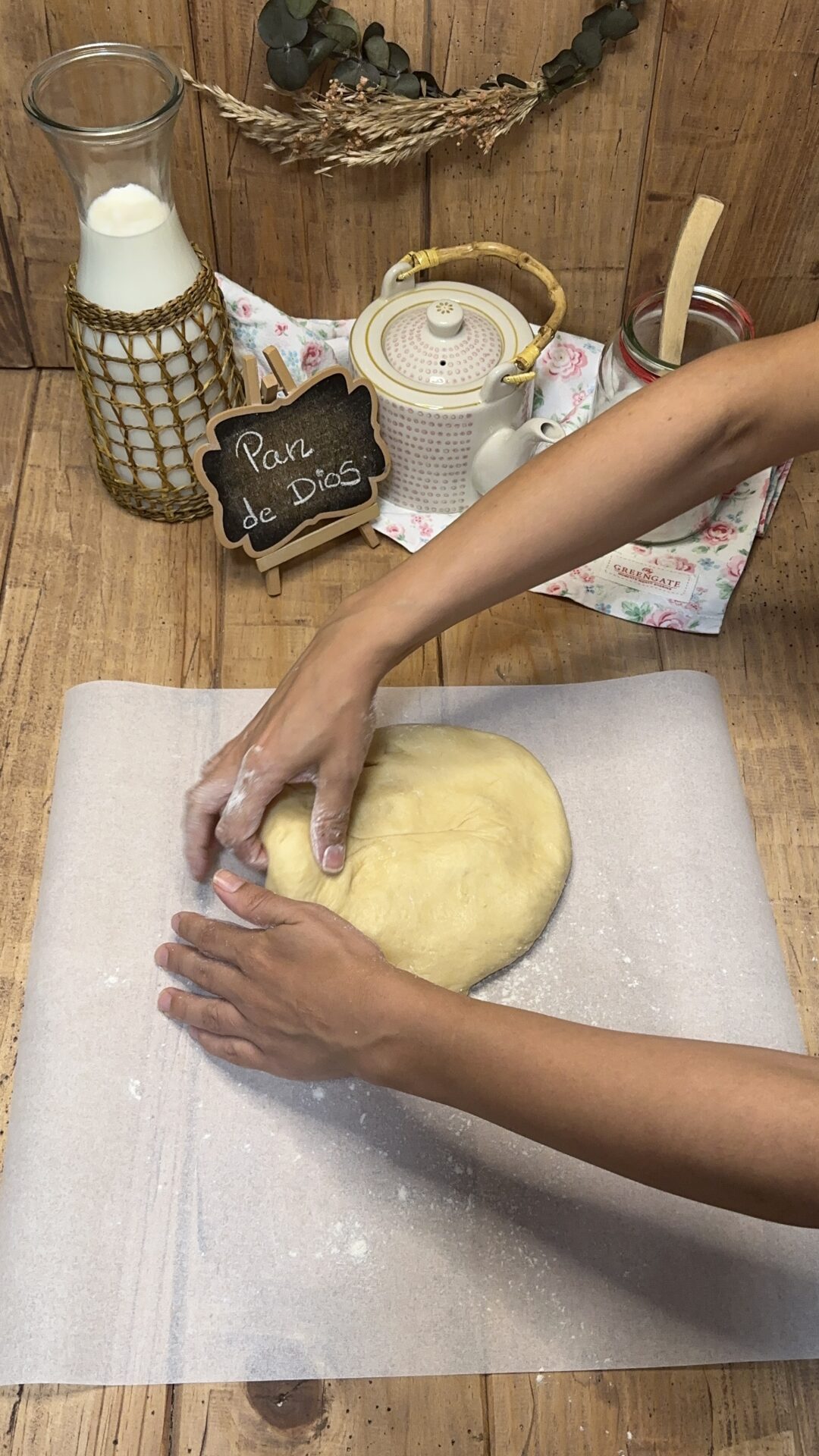 Pan de Dios_10 Amasamos ligeramente a mano en una superficie enharinada