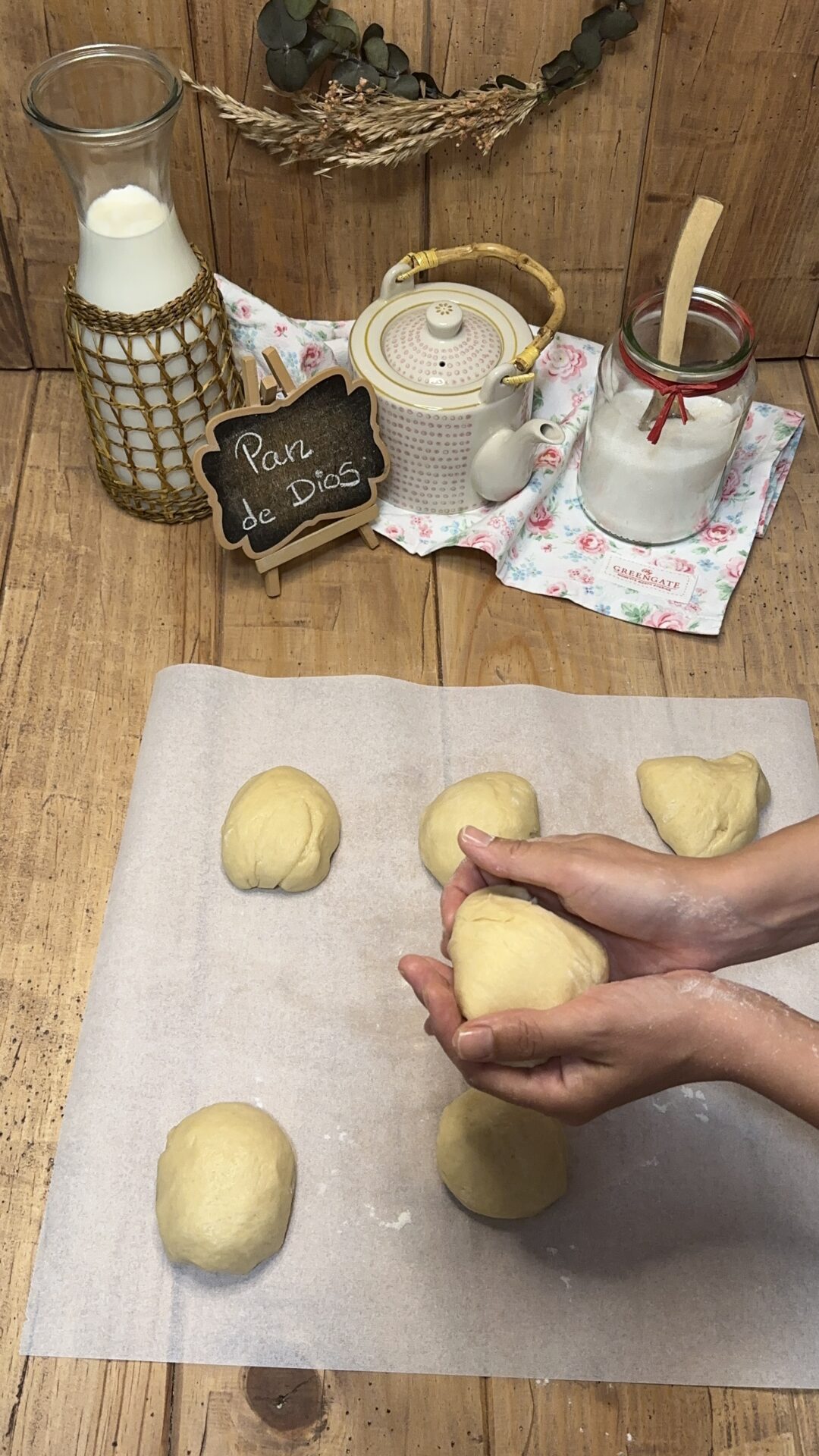 Pan de Dios_12 Redondeamos las seis porciones con las manos