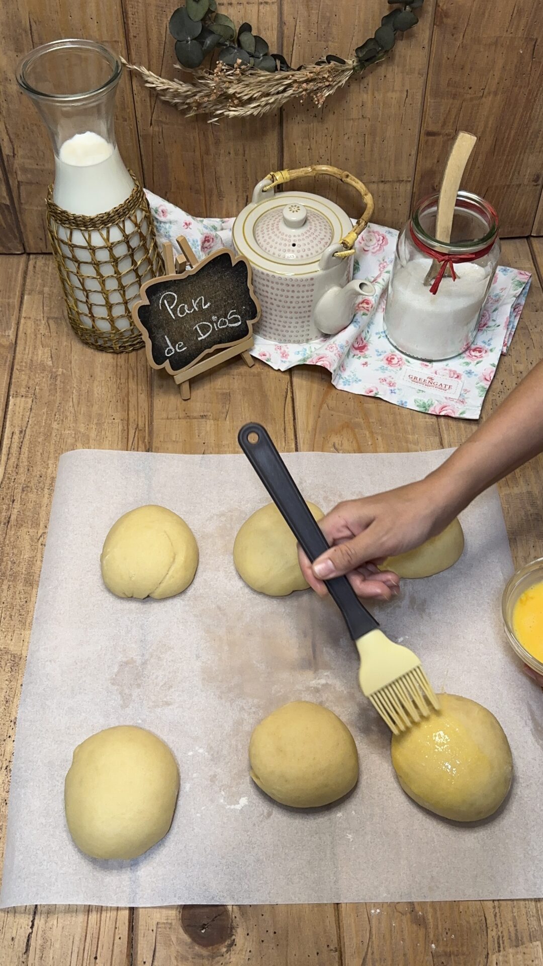 Pan de Dios_14 Cuando hayan doblado su tamaño, los pintamos con huevo
