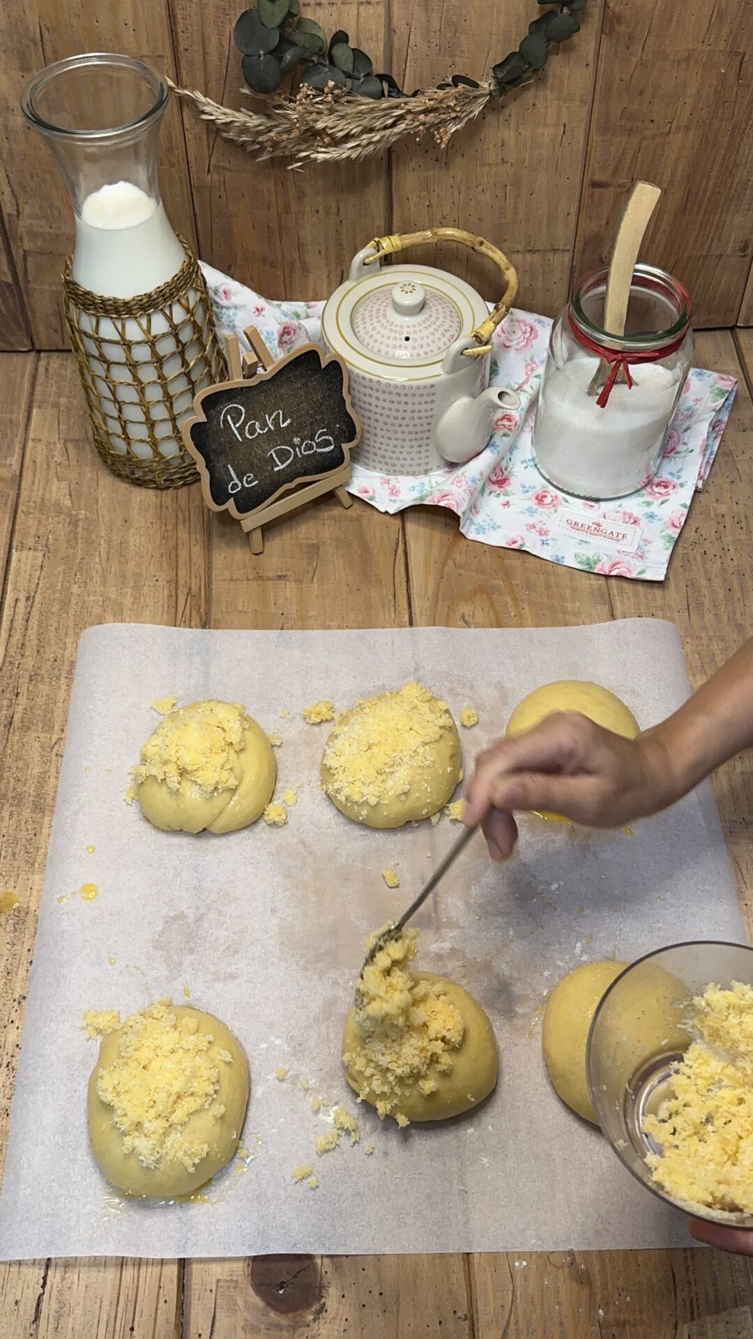 Pan de Dios_15 Cubrimos cada panecillo con una mezcla de huevo batido y coco rallado