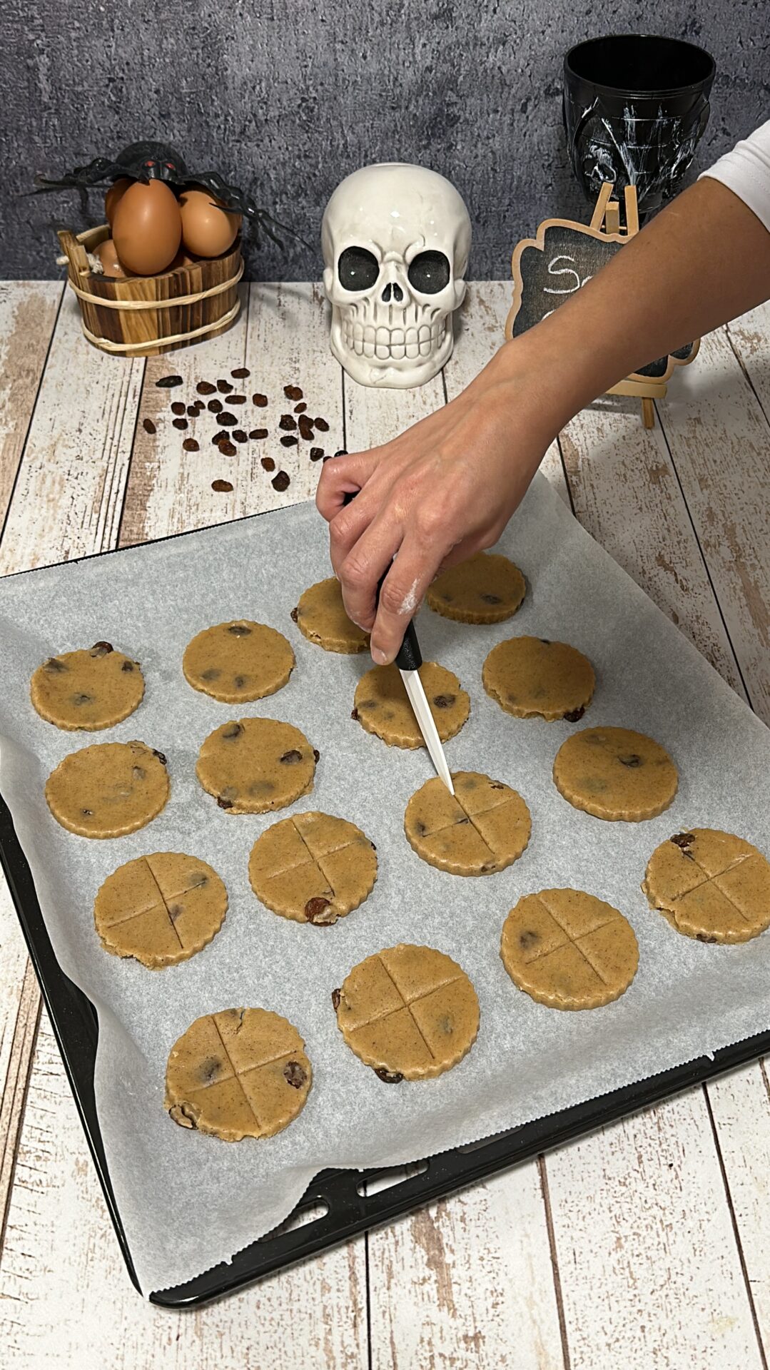 Dibujamos una cruz en la cara superior de las soul cakes