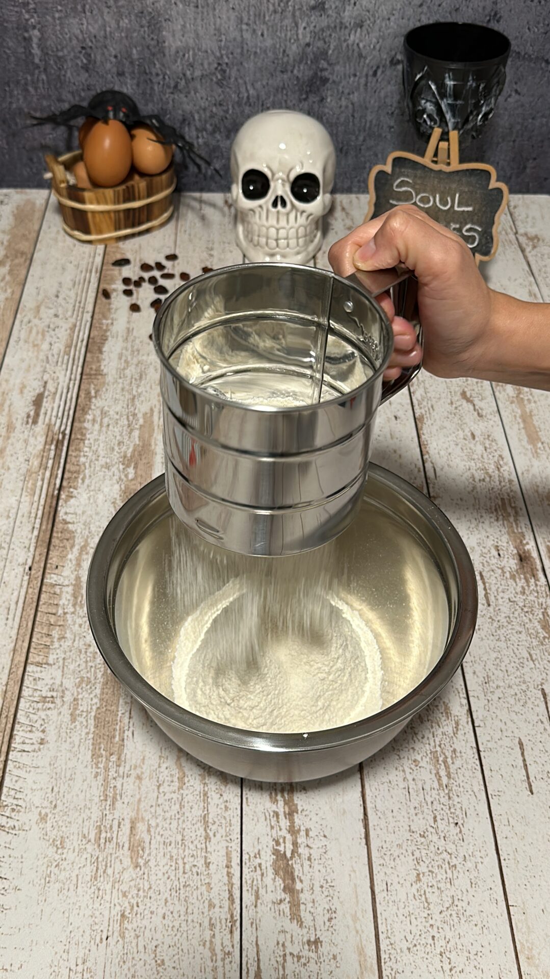 Tamizamos la harina, la canela y la nuez moscada