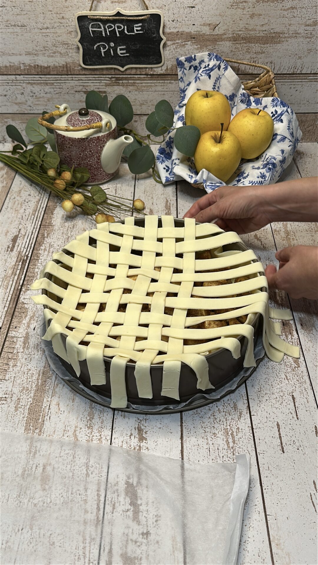 Vamos haciendo pasar las tiras de forma que hagan un enrejado