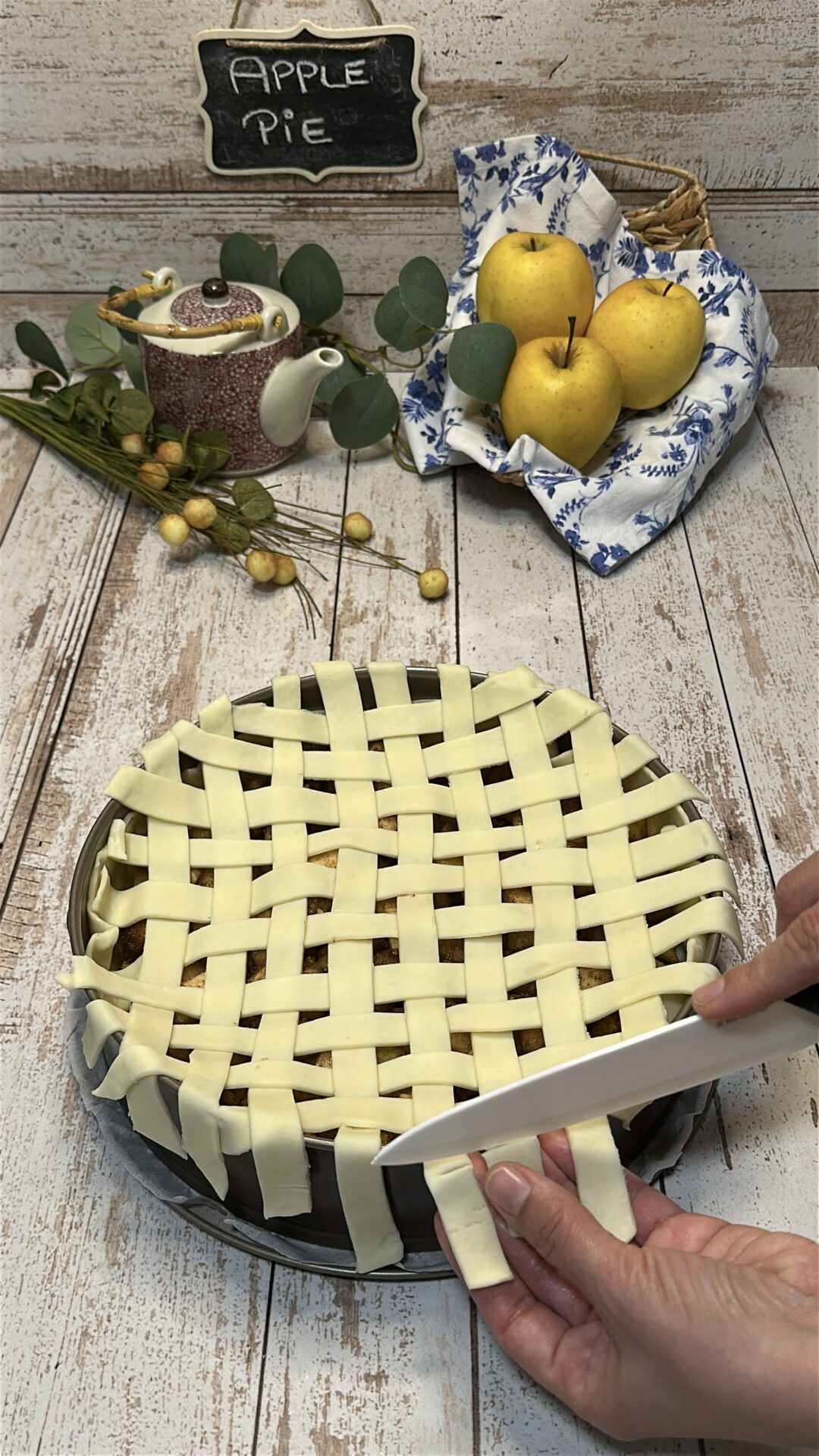 Cortamos los bordes sobrantes y cerramos la tarta