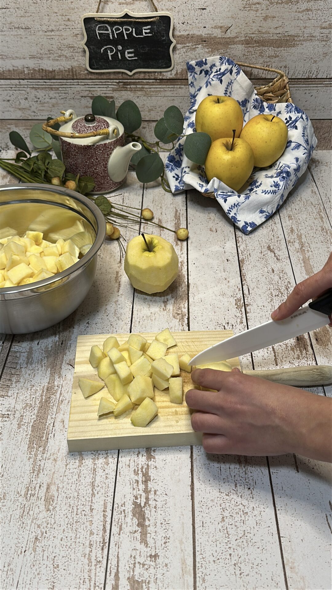 Cortamos las manzanas en trocitos pequeños y los llevamos a un bol