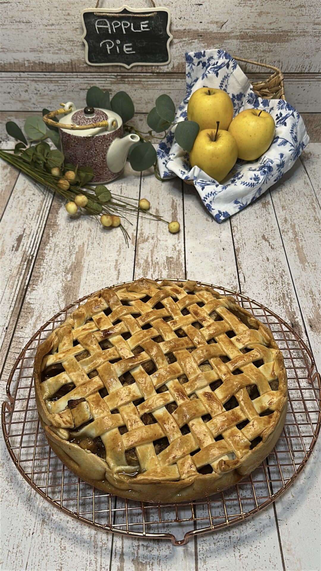 Dejamos enfriar nuestro apple pie sobre una rejilla