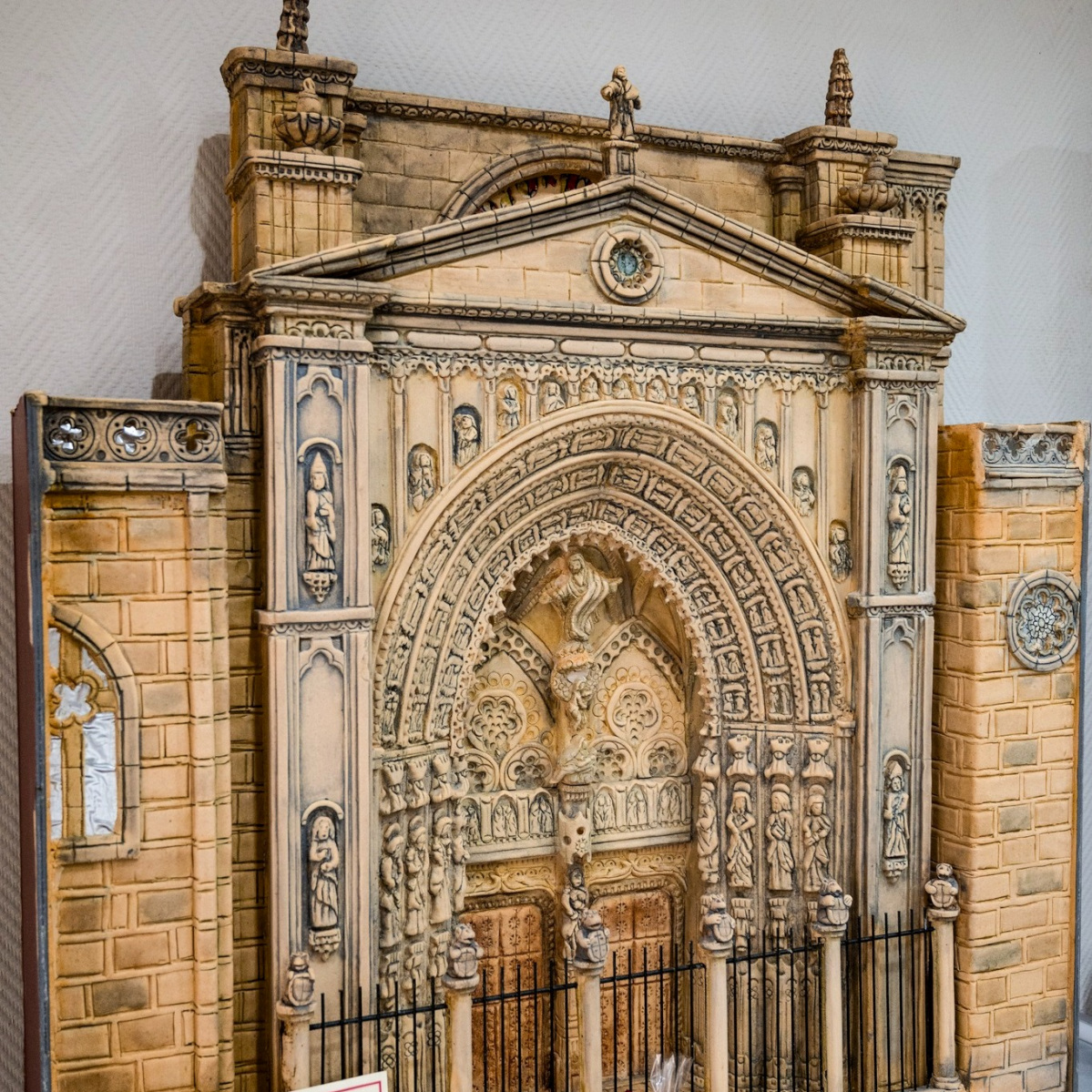 Puerta de Los Leones de la Catedral de Toledo en mazapán, obrador Santo Tomé de Toledo