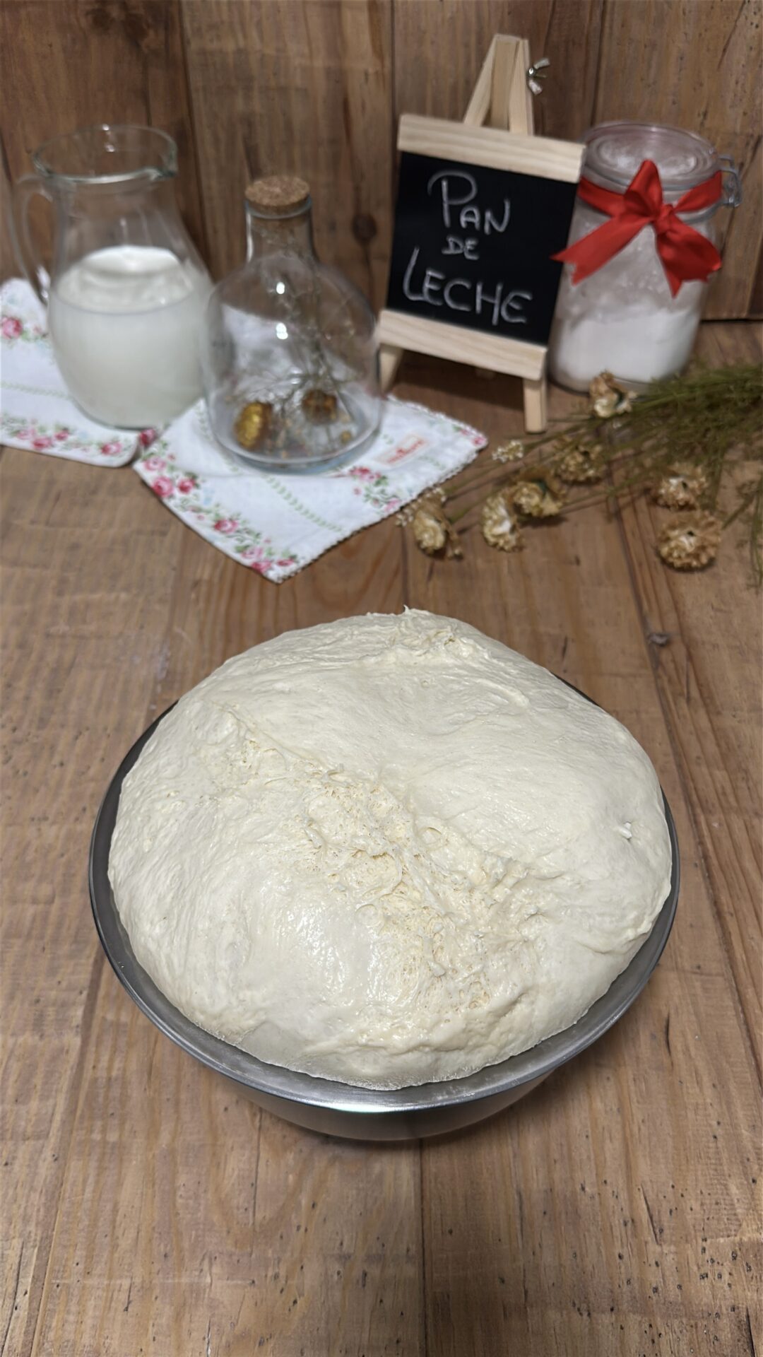 La masa de nuestro pan de leche tras el primer levado