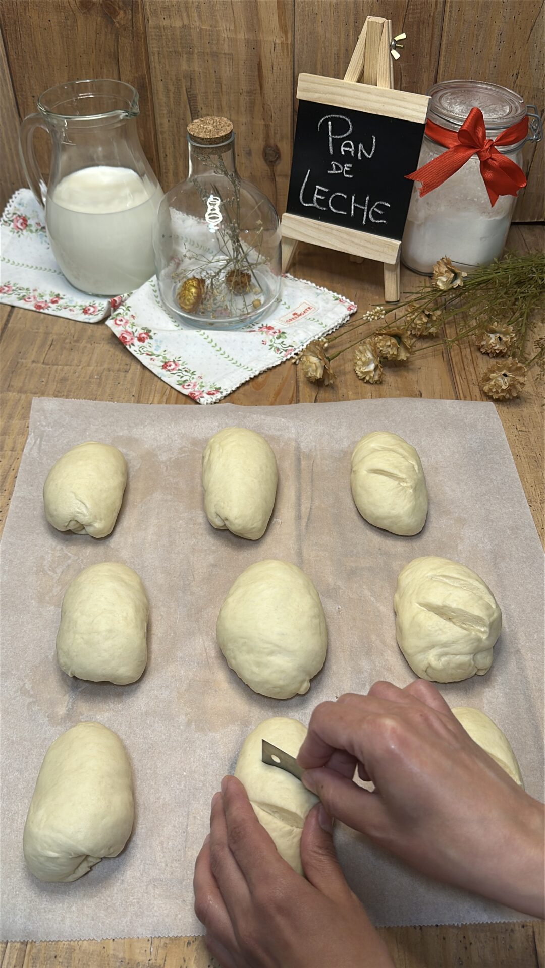 Realizamos dos cortes con una cuchilla en la parte superior de los panecillos