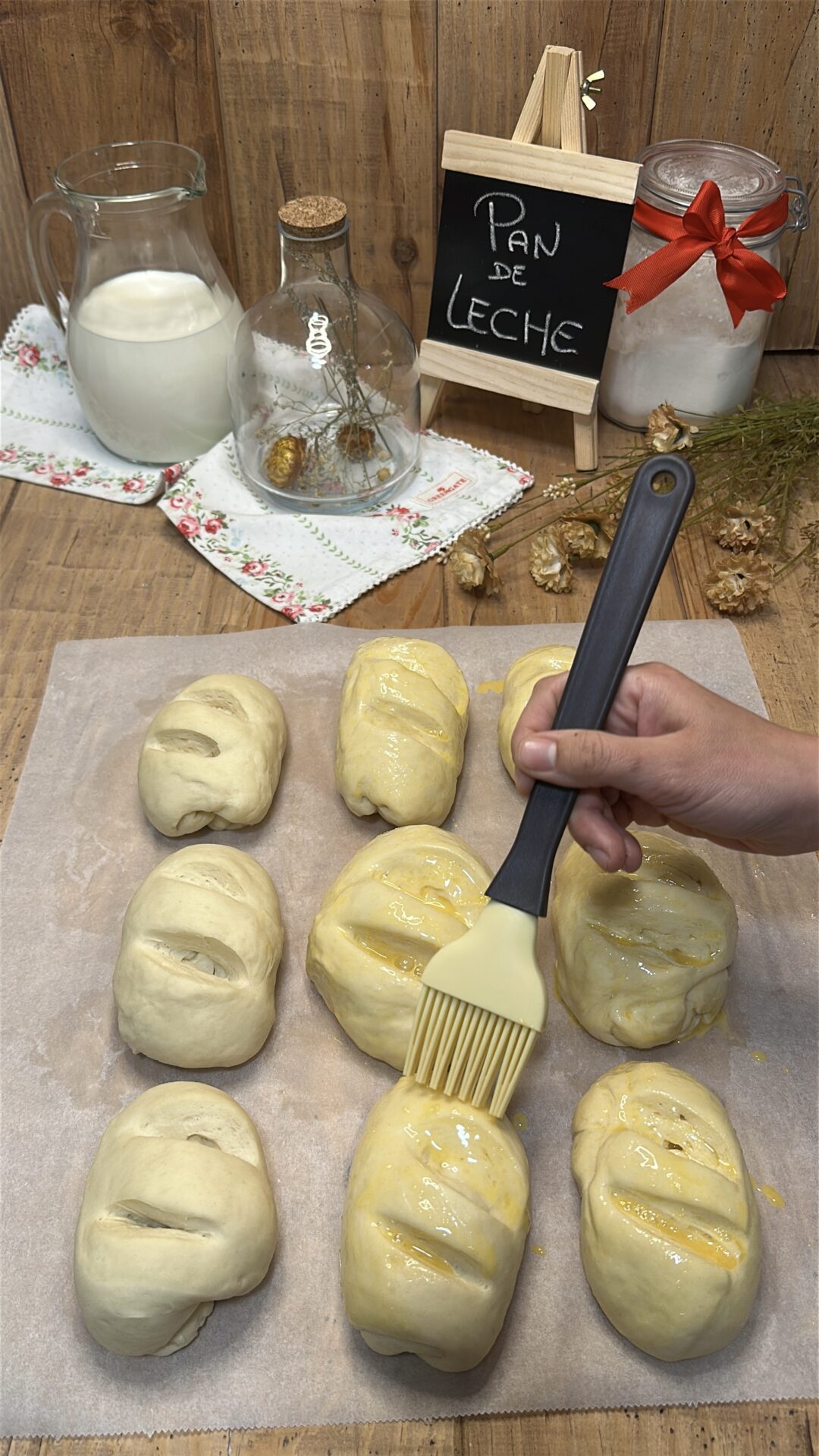 Pintamos con huevo la parte superior de la masa de los panecillos