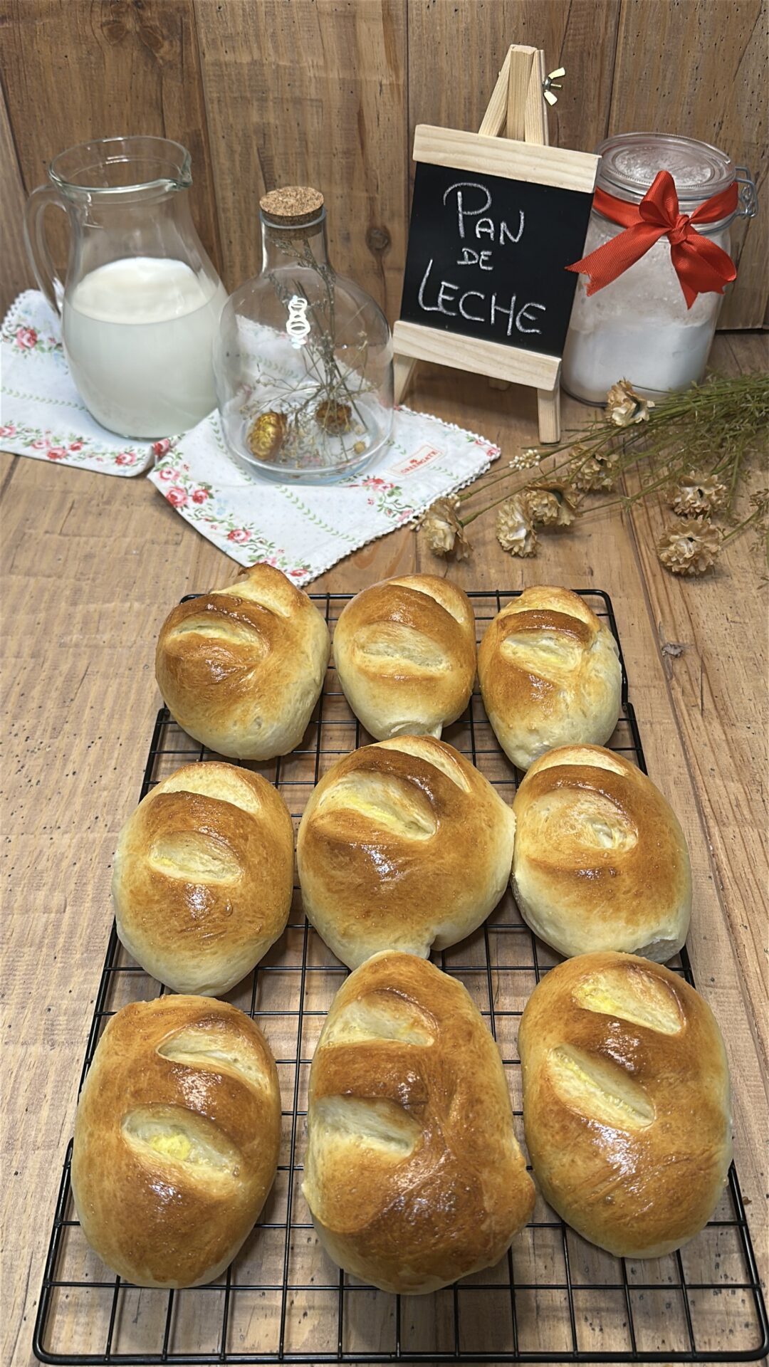 Dejamos enfriar nuestro pan de leche sobre una rejilla