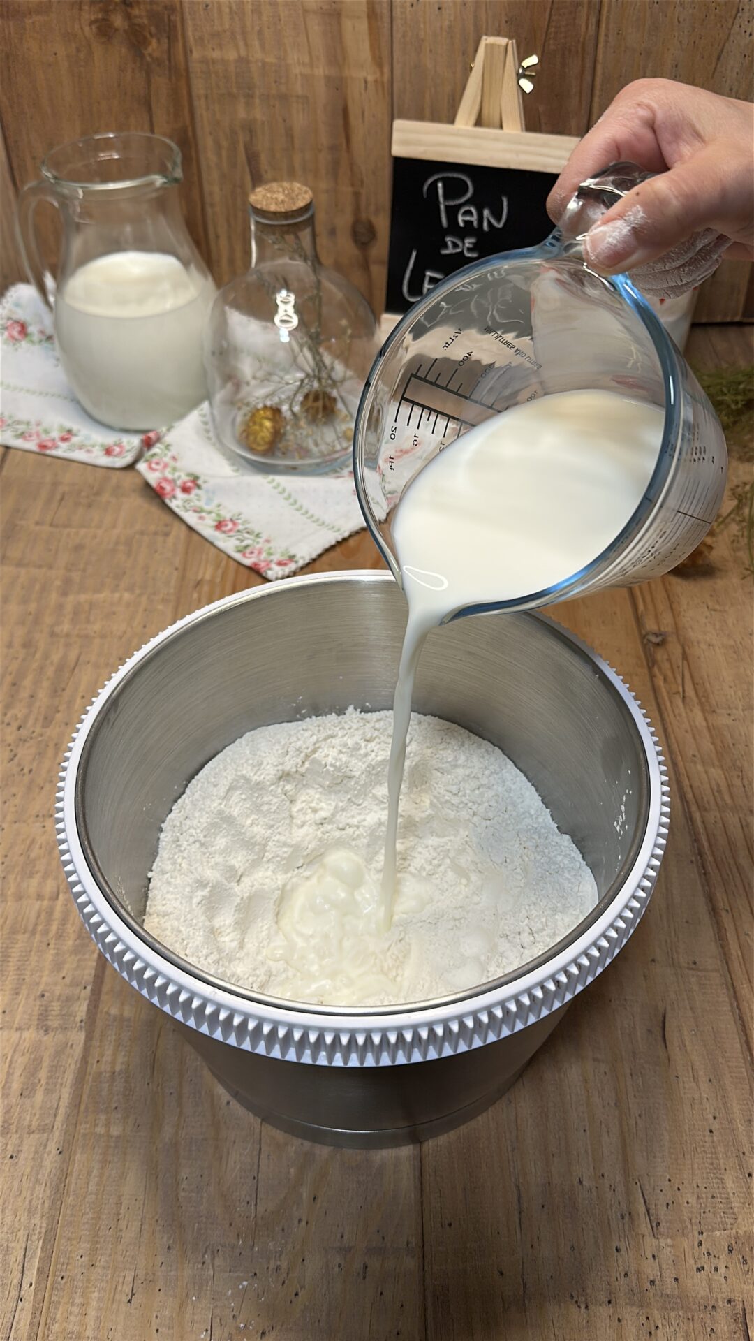 Vertemos en el hueco la leche y la levadura