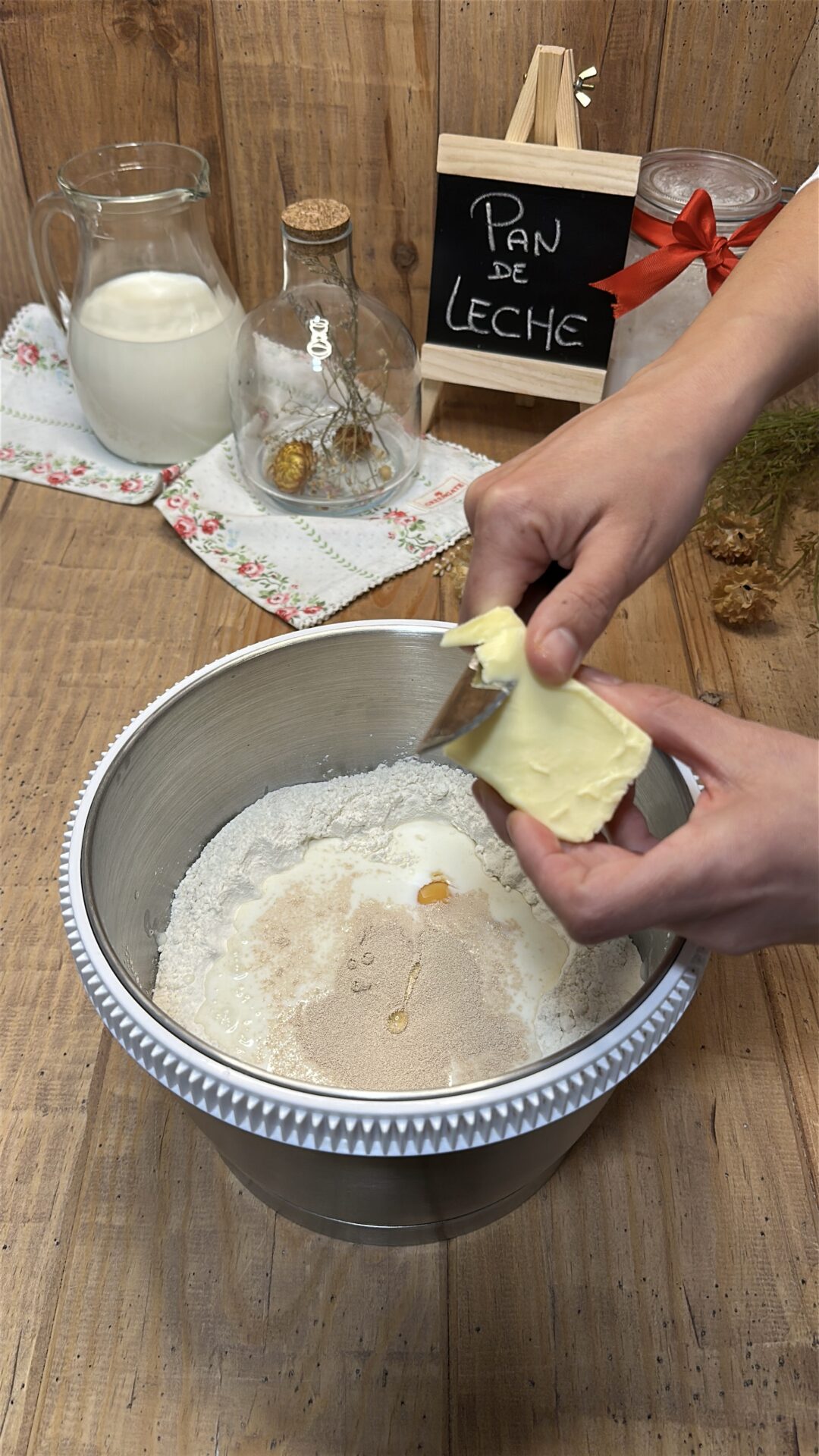 Añadimos la mantequilla, la miel y la sal