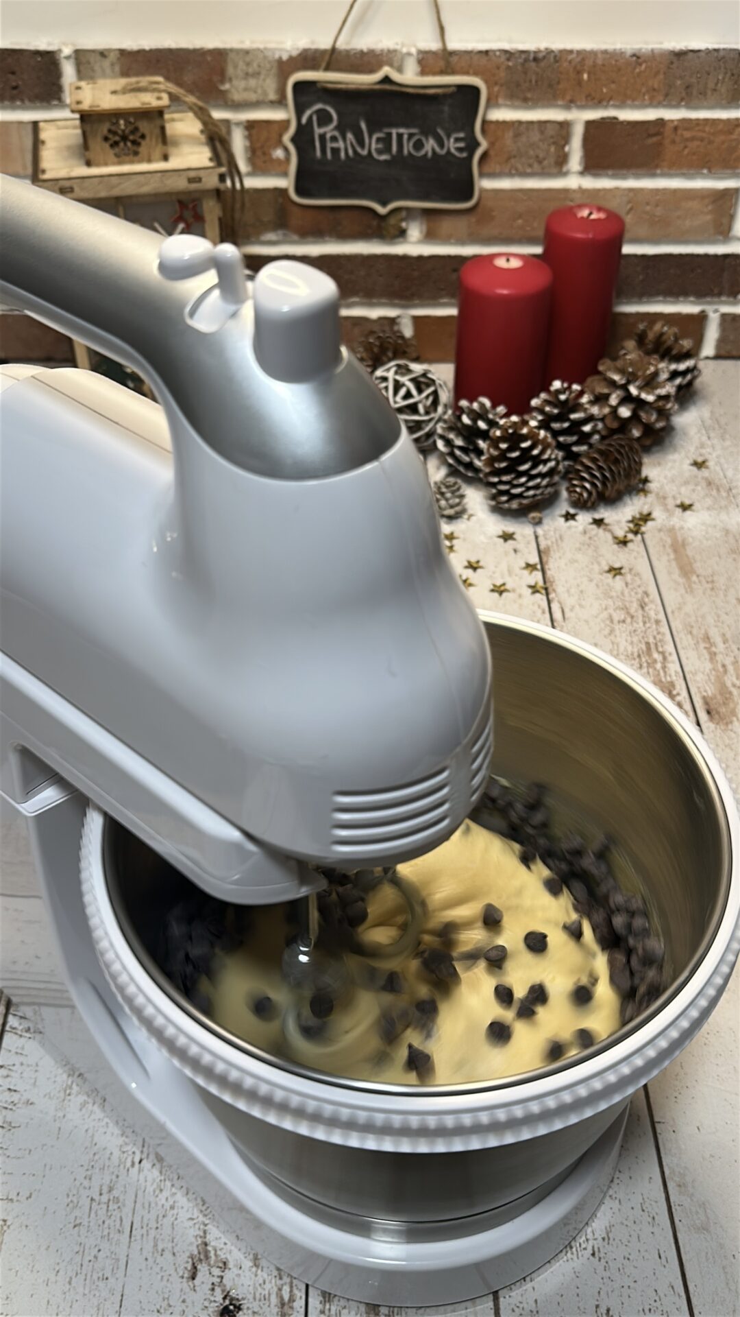 Añadimos las pepitas de chocolate y continuamos amasando