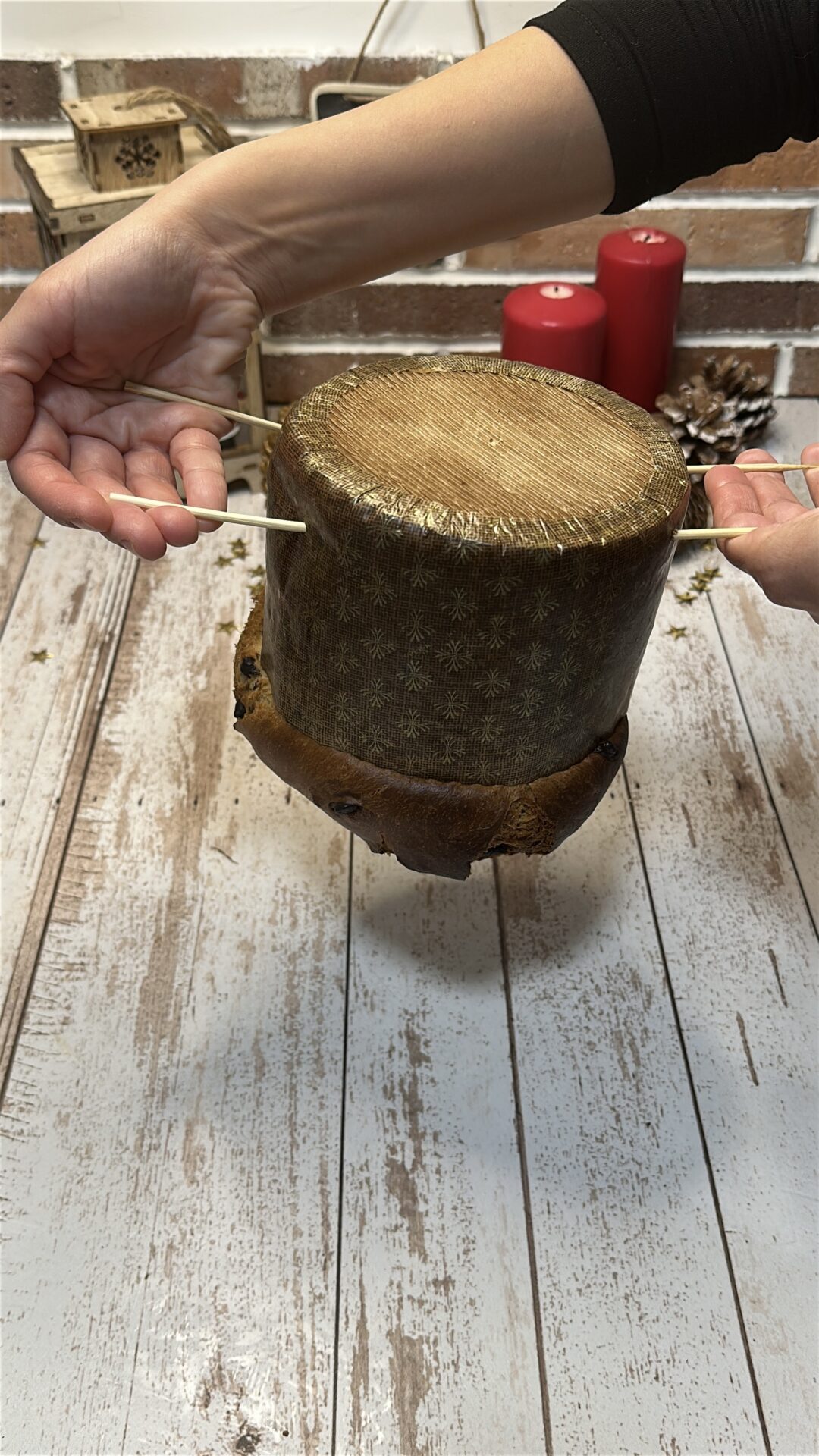 Dejamos enfriar boca abajo colgados sobre palos de brocheta atravesados en la base del panettone