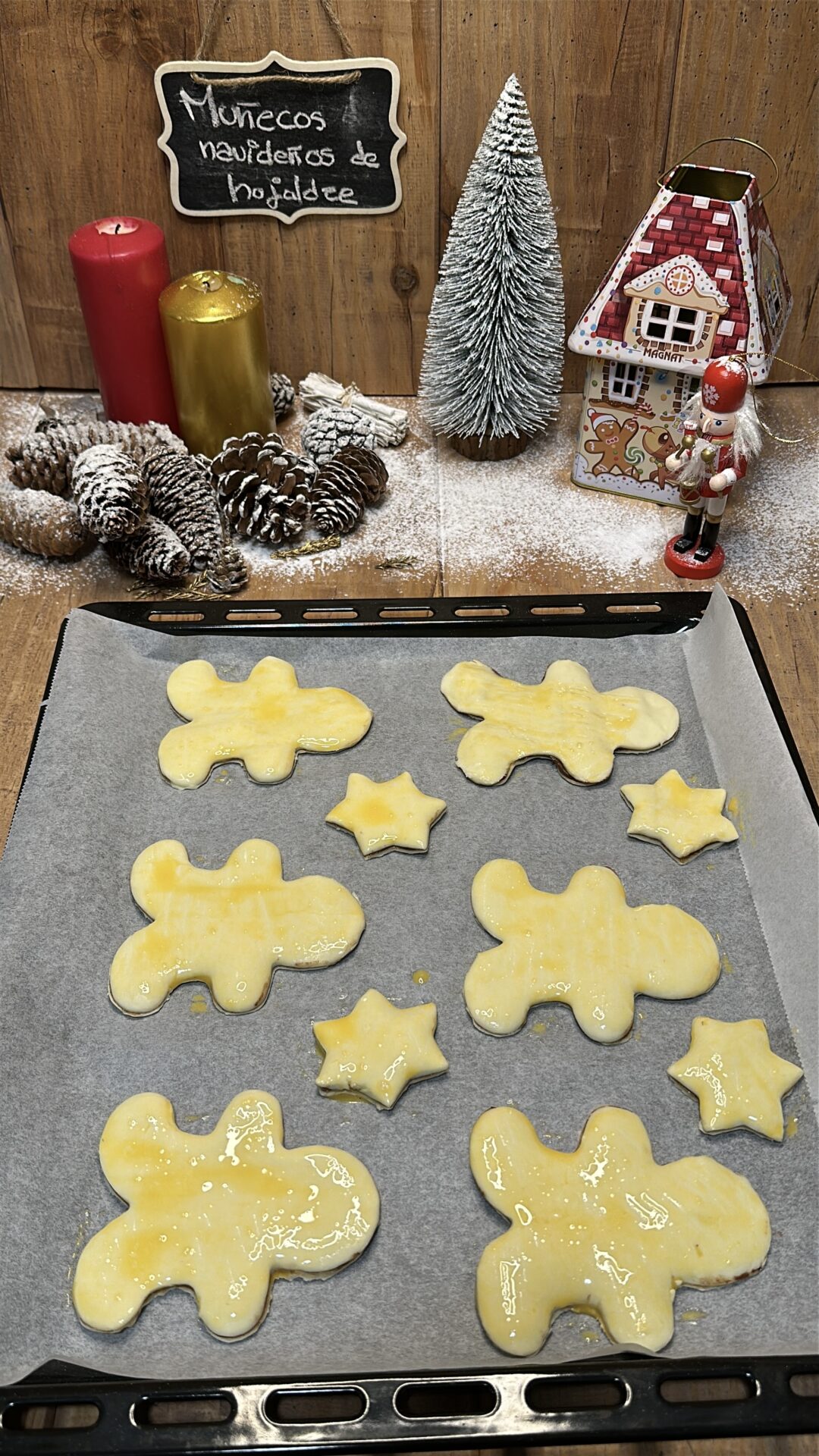 Nuestros muñecos navideños de hojaldre preparados para hornear