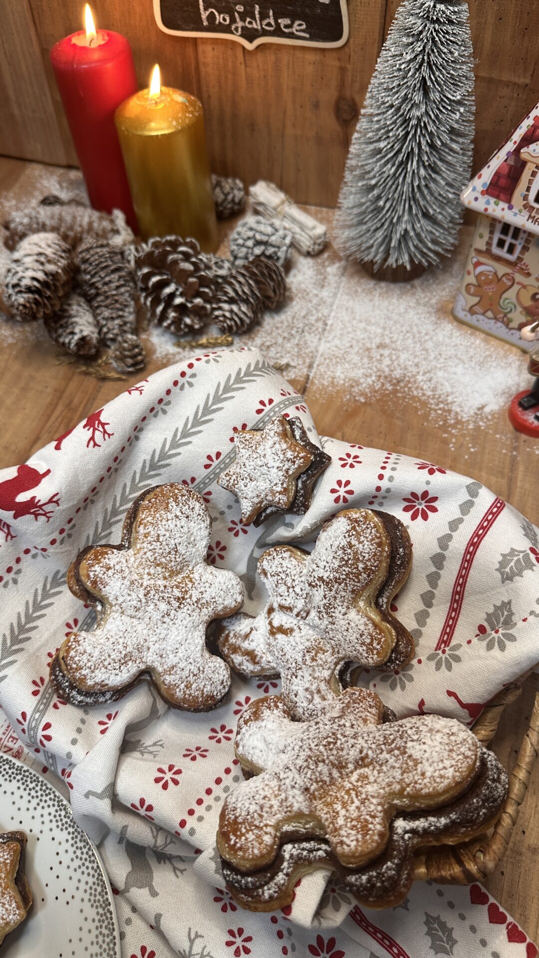 Deliciosos y aromáticos muñecos navideños de hojaldre