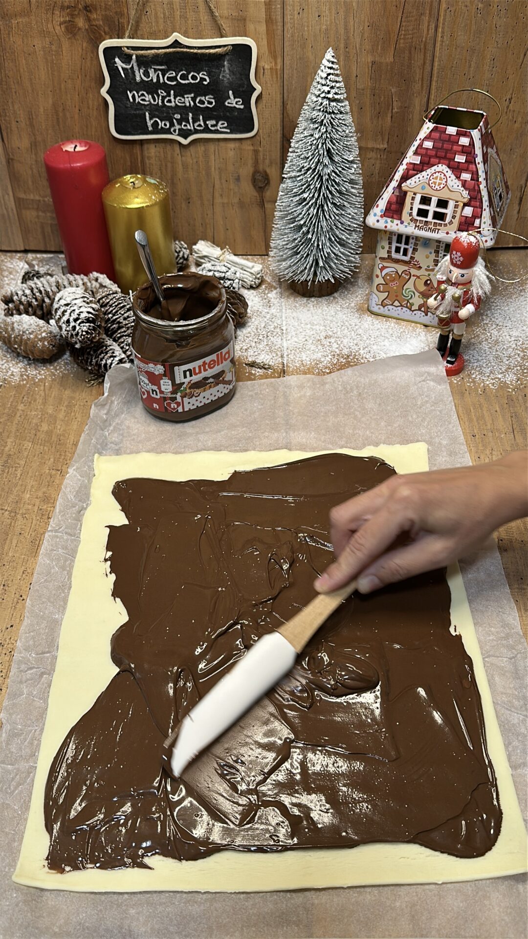 Cubrimos la lámina de hojaldre con la crema de cacao