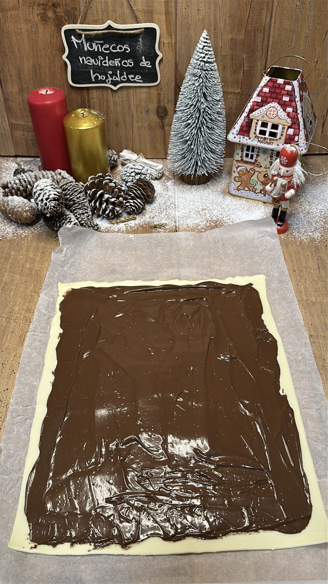 La lámina de hojaldre cubierta con la crema de cacao