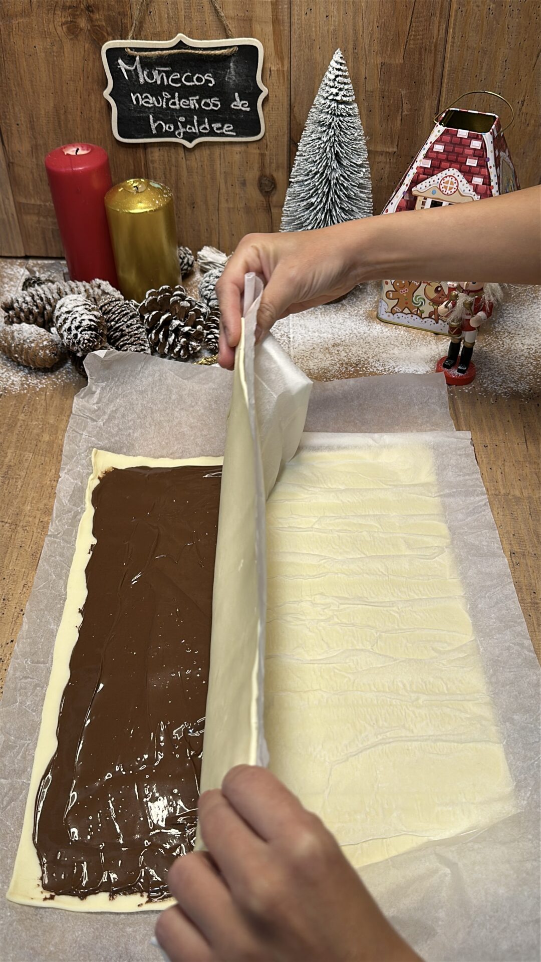 Extendemos la segunda lámina de hojaldre cubriendo la capa de crema de cacao
