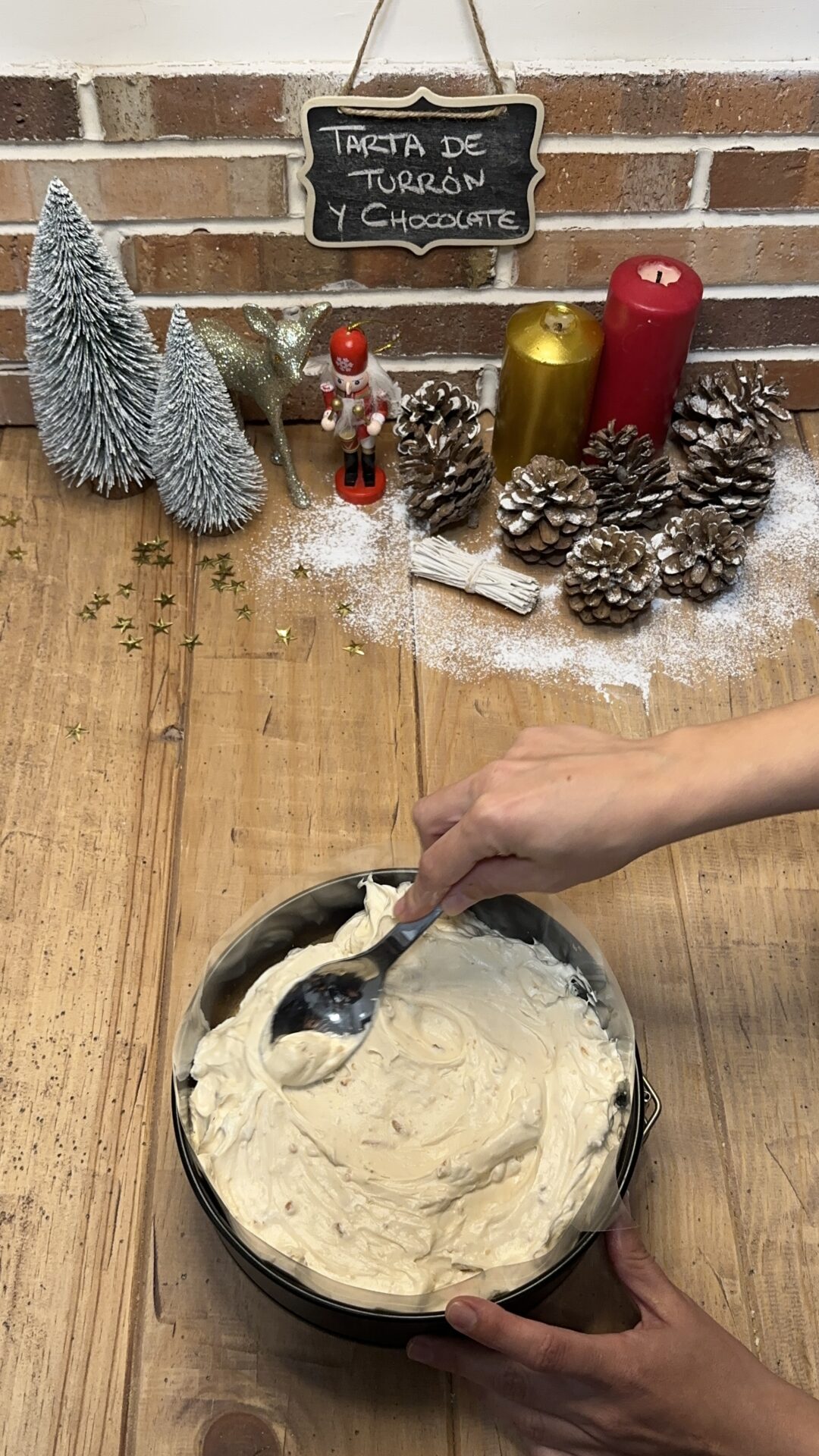 Vertemos la mousse sobre la base y aplanamos