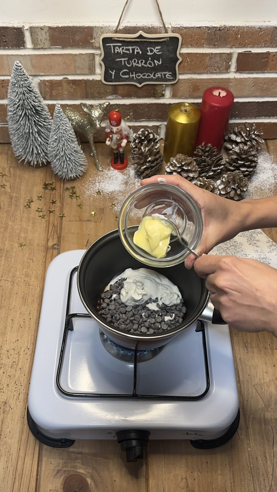 Calentamos el chocolate con la nata y la mantequilla