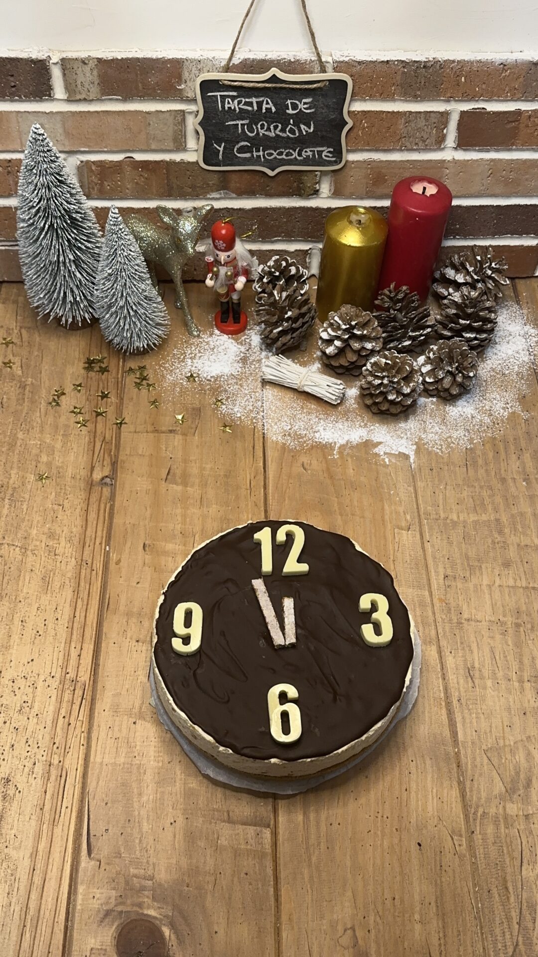 Colocamos los sticks de turrón simulando las agujas del reloj