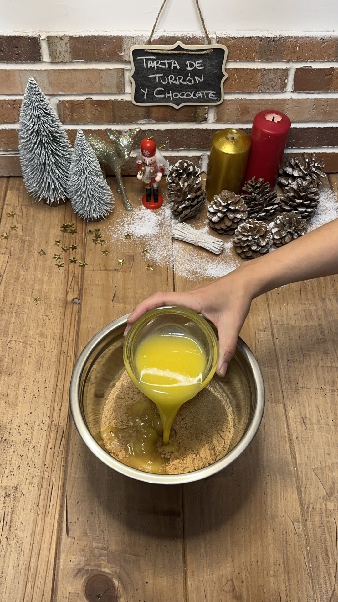 Agregamos la mantequilla a las galletas trituradas