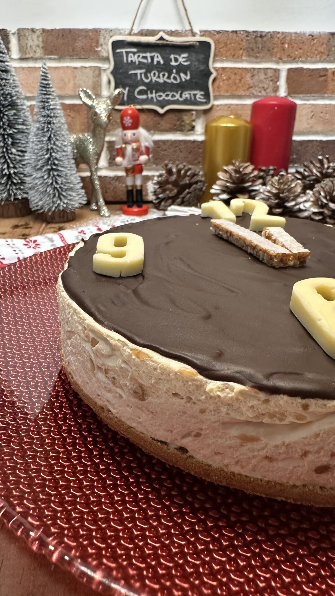 Deliciosa y cremosa tarta de turrón y chocolate