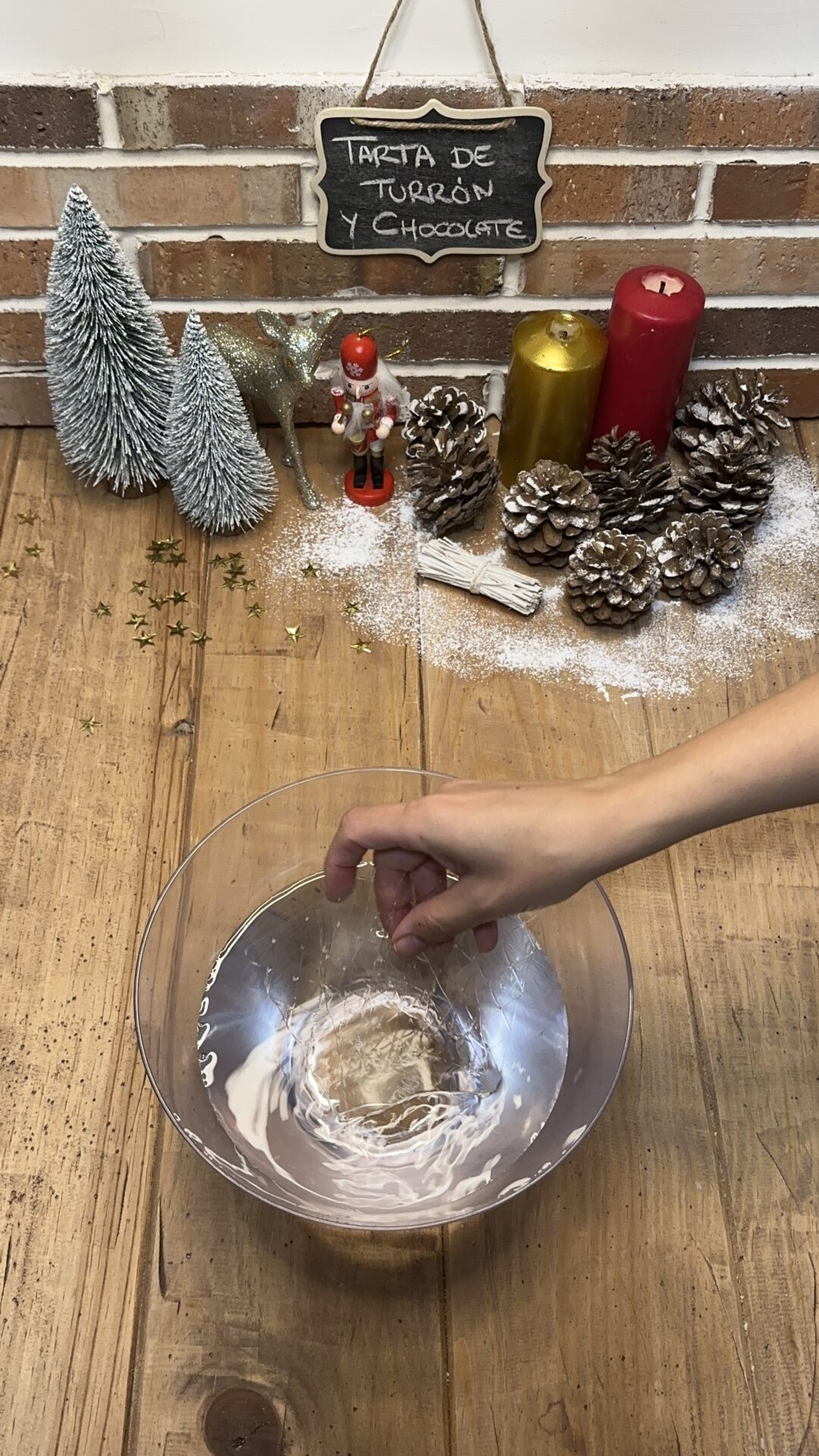 Hidratamos en agua fría las hojas de gelatina