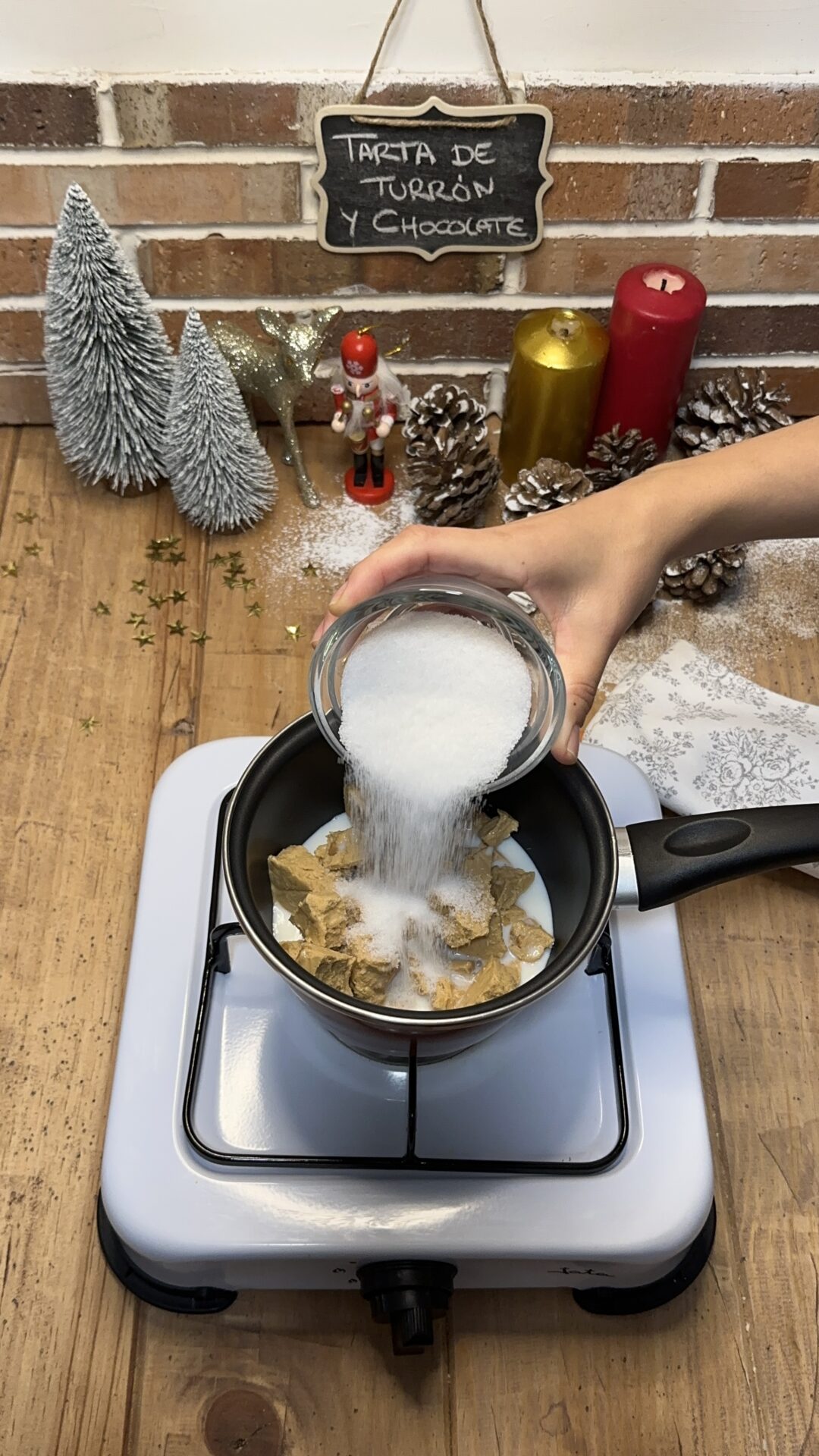 Calentamos en un cazo el turrón, la leche y el azúcar