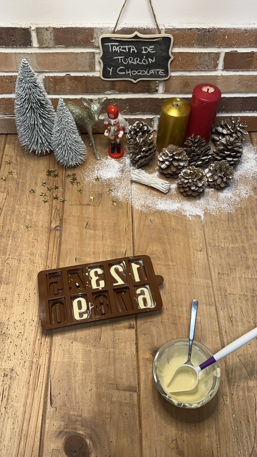 Para la decoración de nuestra tarta de turrón y chocolate, fundimos el chocolate blanco y lo vertemos en el molde de los números