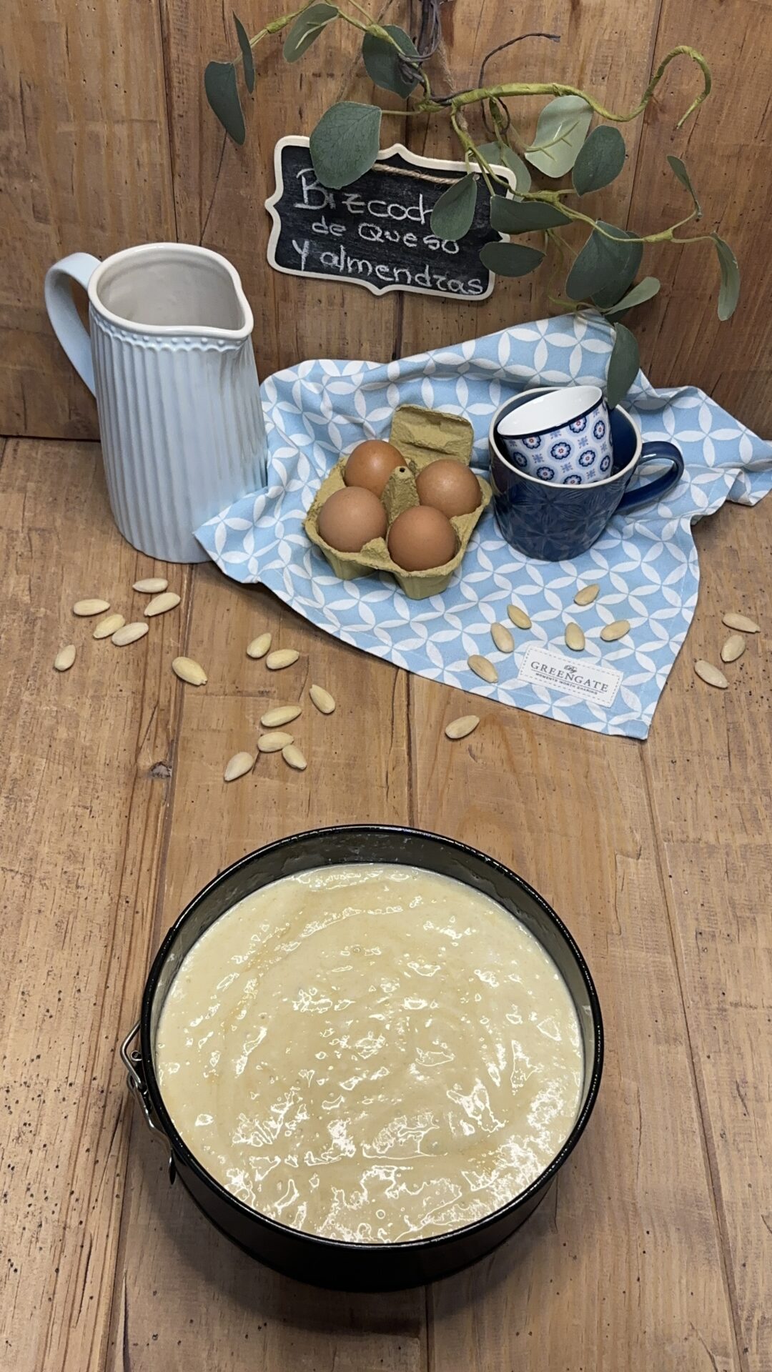 Nuestro bizcocho de queso y almendras preparado para hornear