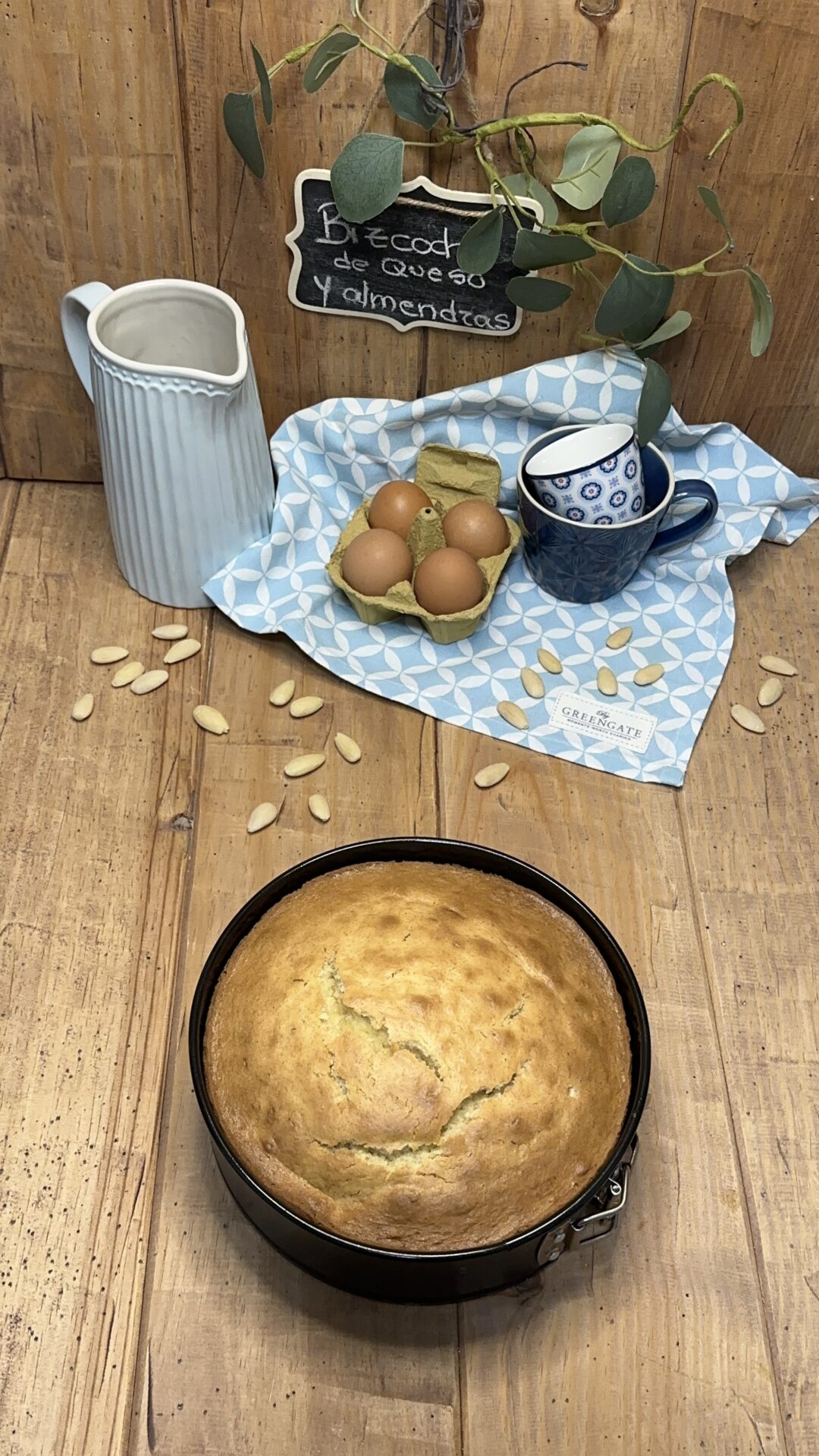 Nuestro bizcocho de queso y almendras recién horneado