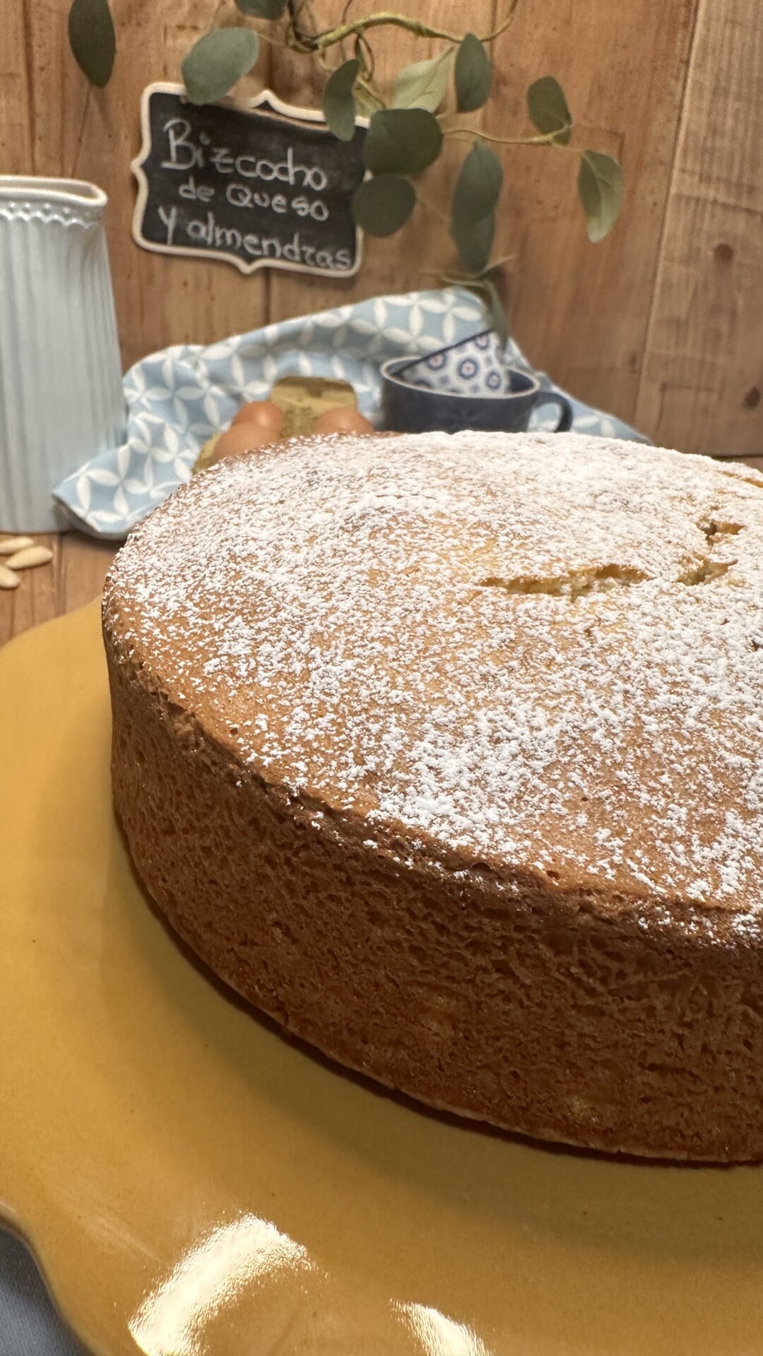 Esponjoso y sabroso bizcocho de queso y almendras