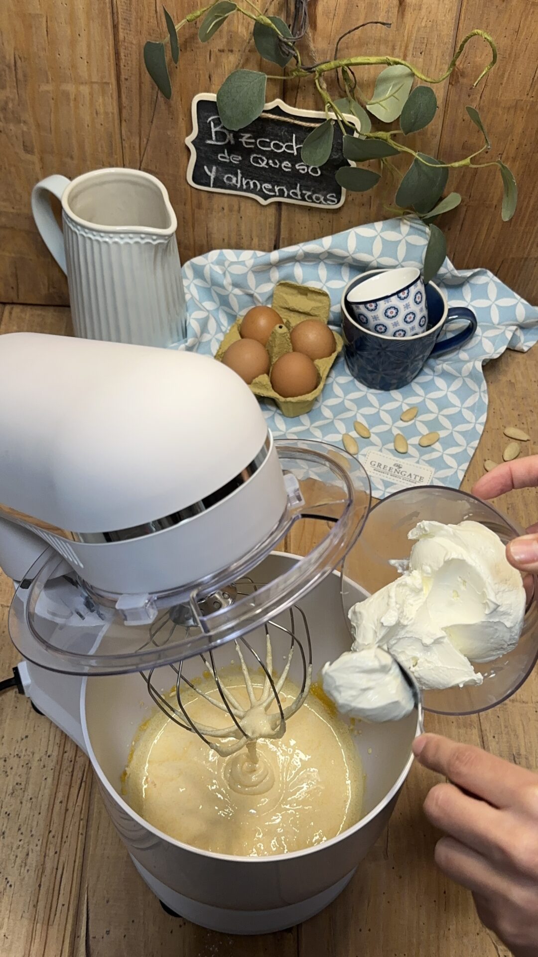 Añadimos el queso y continuamos batiendo