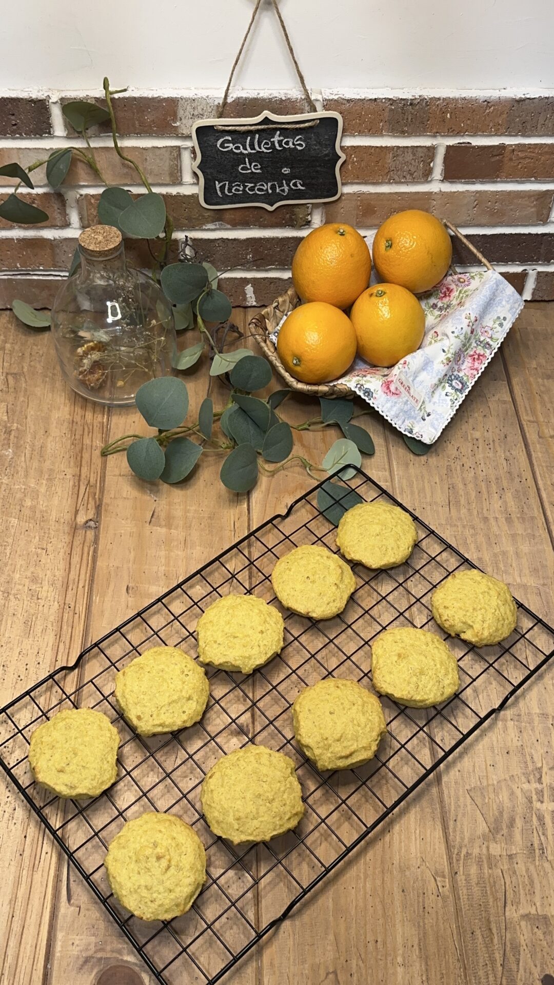 Dejamos enfriar las galletas de naranja sobre una rejilla enfriadora