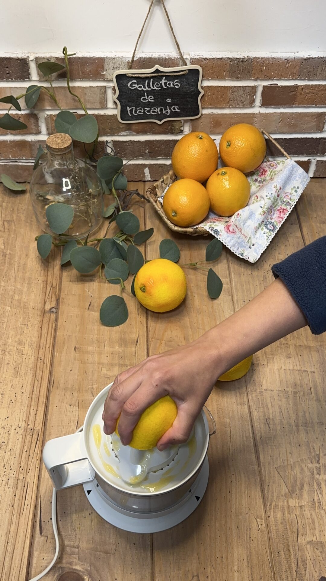 Exprimimos las naranjas para obtener su zumo