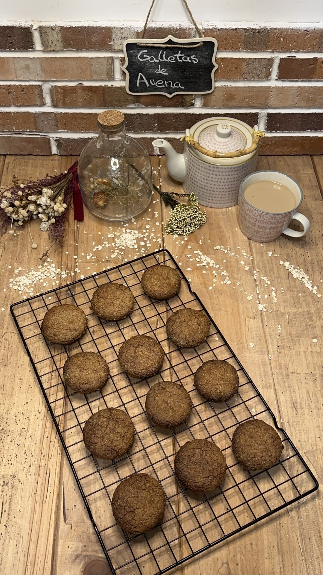 Dejamos enfriar las galletas de avena sobre una rejilla enfriadora