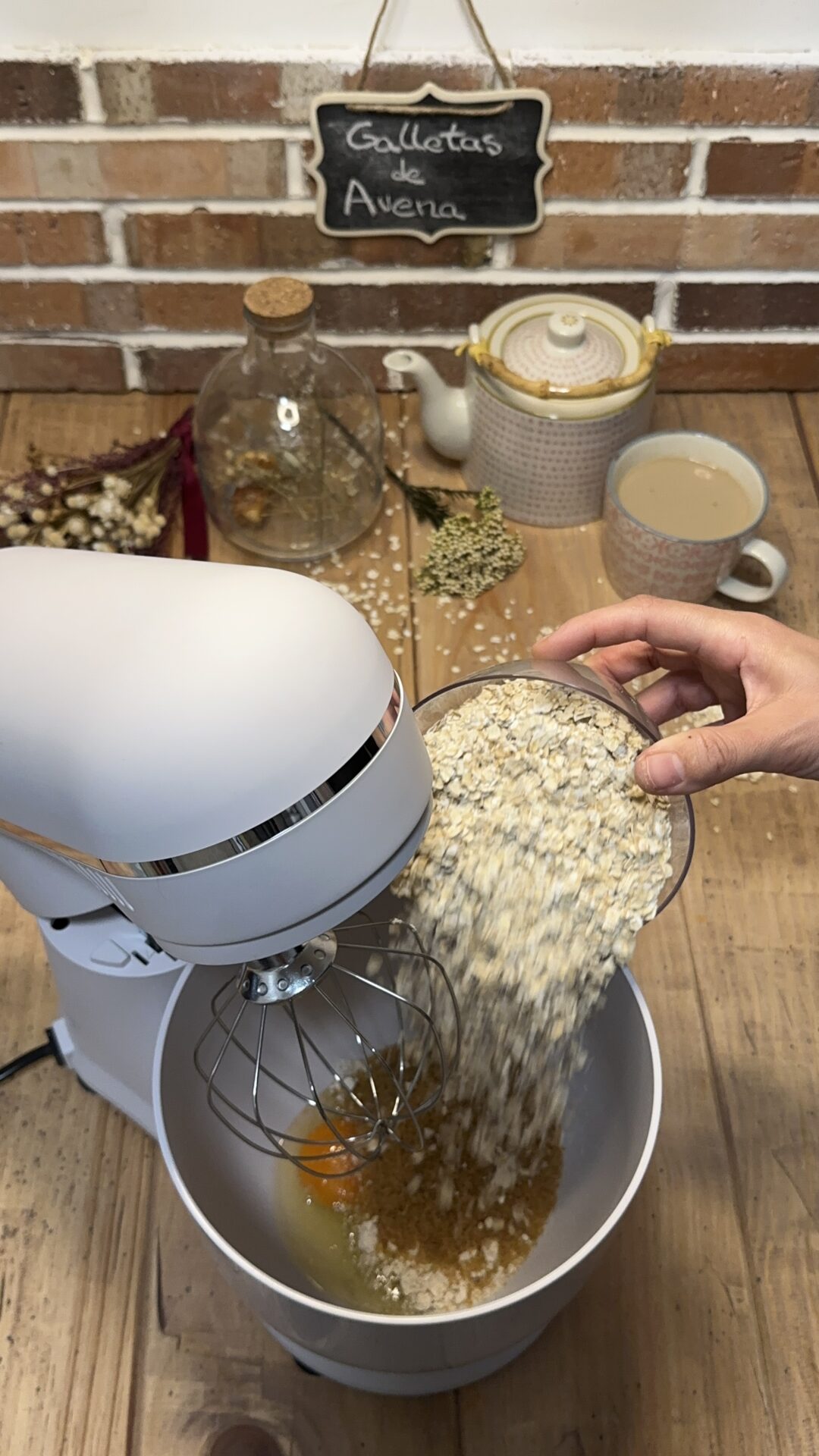Incorporamos el azúcar moreno y los copos de avena